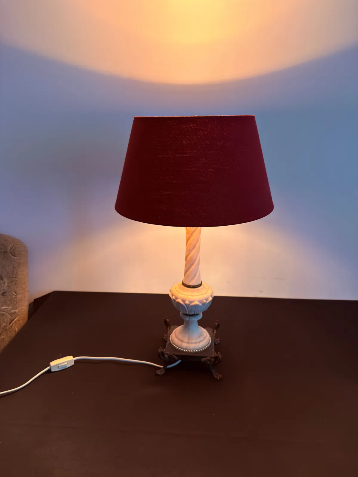 Lampa stołowa z alabastrową podstawą i mosiężnymi detalami