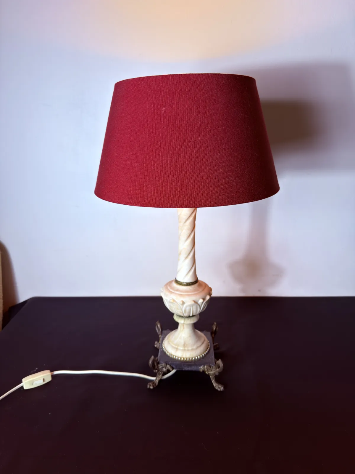Lampa stołowa z alabastrową podstawą i mosiężnymi detalami