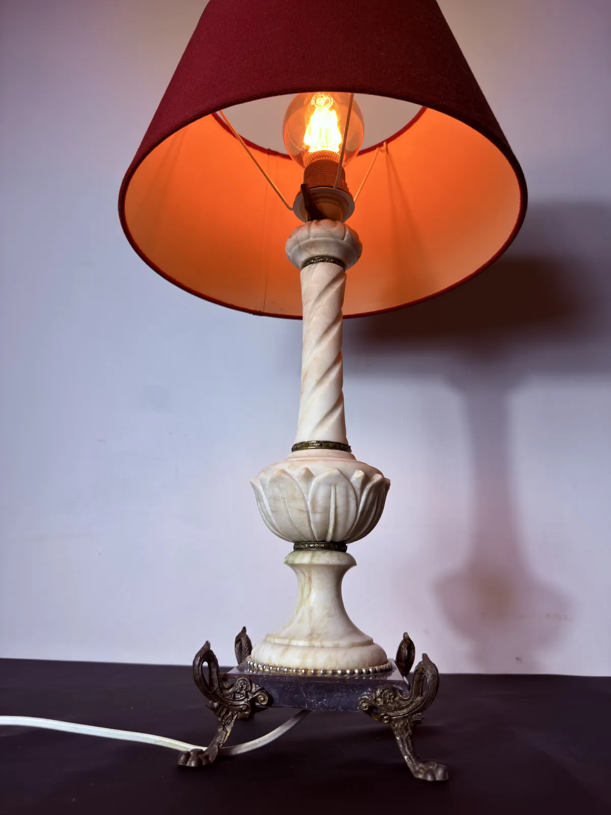 Lampa stołowa z alabastrową podstawą i mosiężnymi detalami