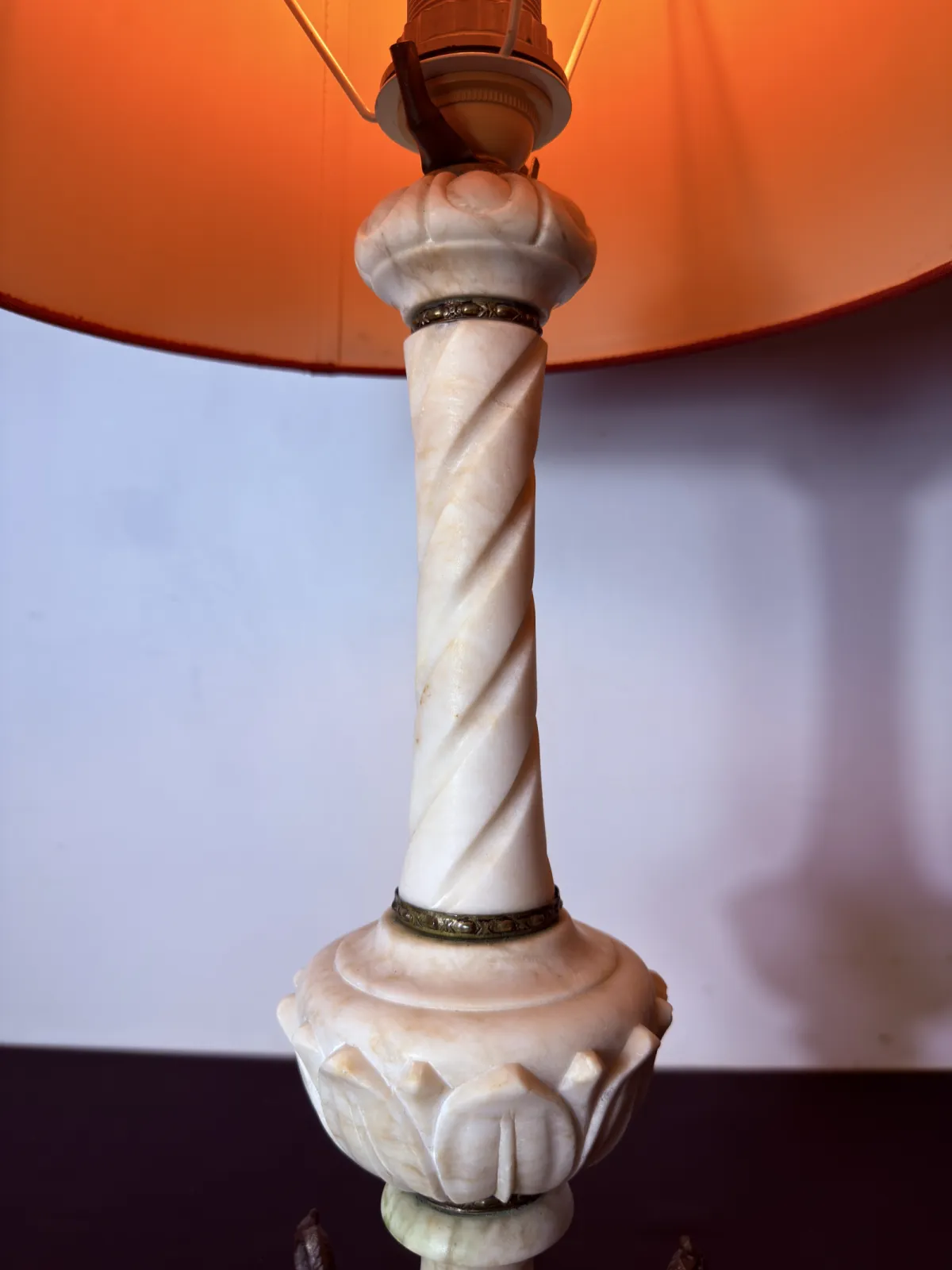 Lampa stołowa z alabastrową podstawą i mosiężnymi detalami