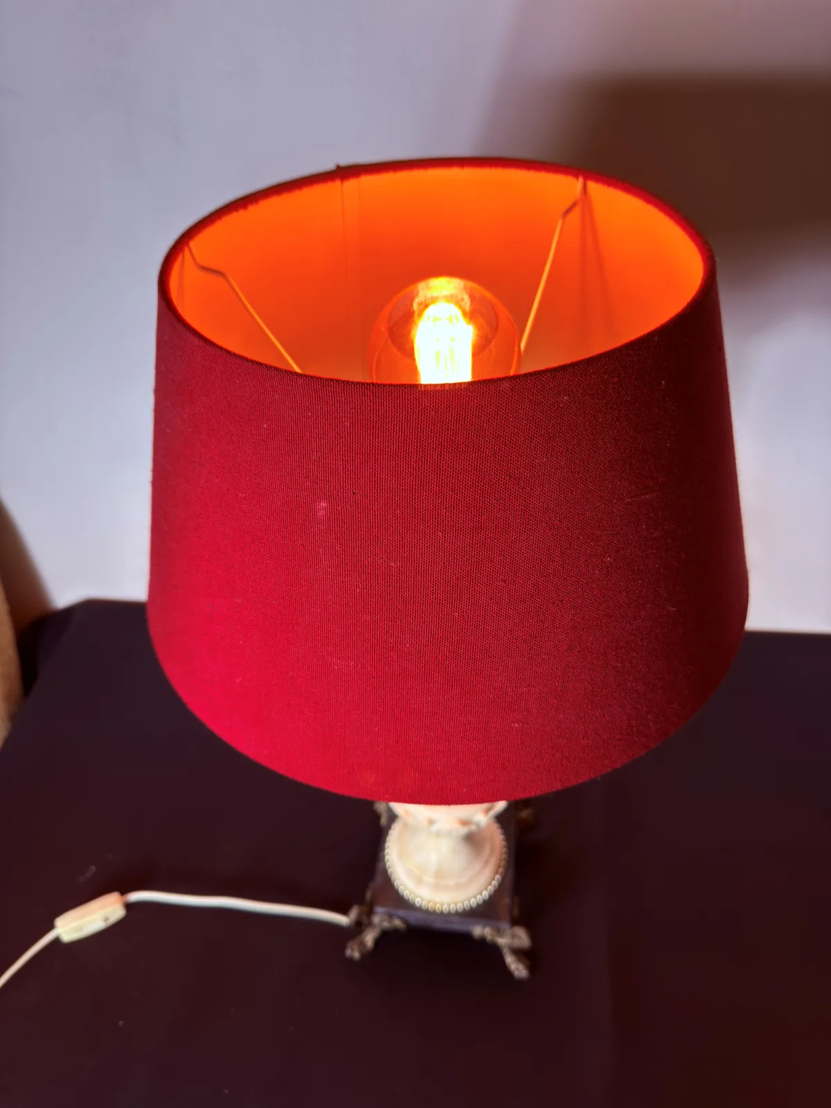 Lampa stołowa z alabastrową podstawą i mosiężnymi detalami