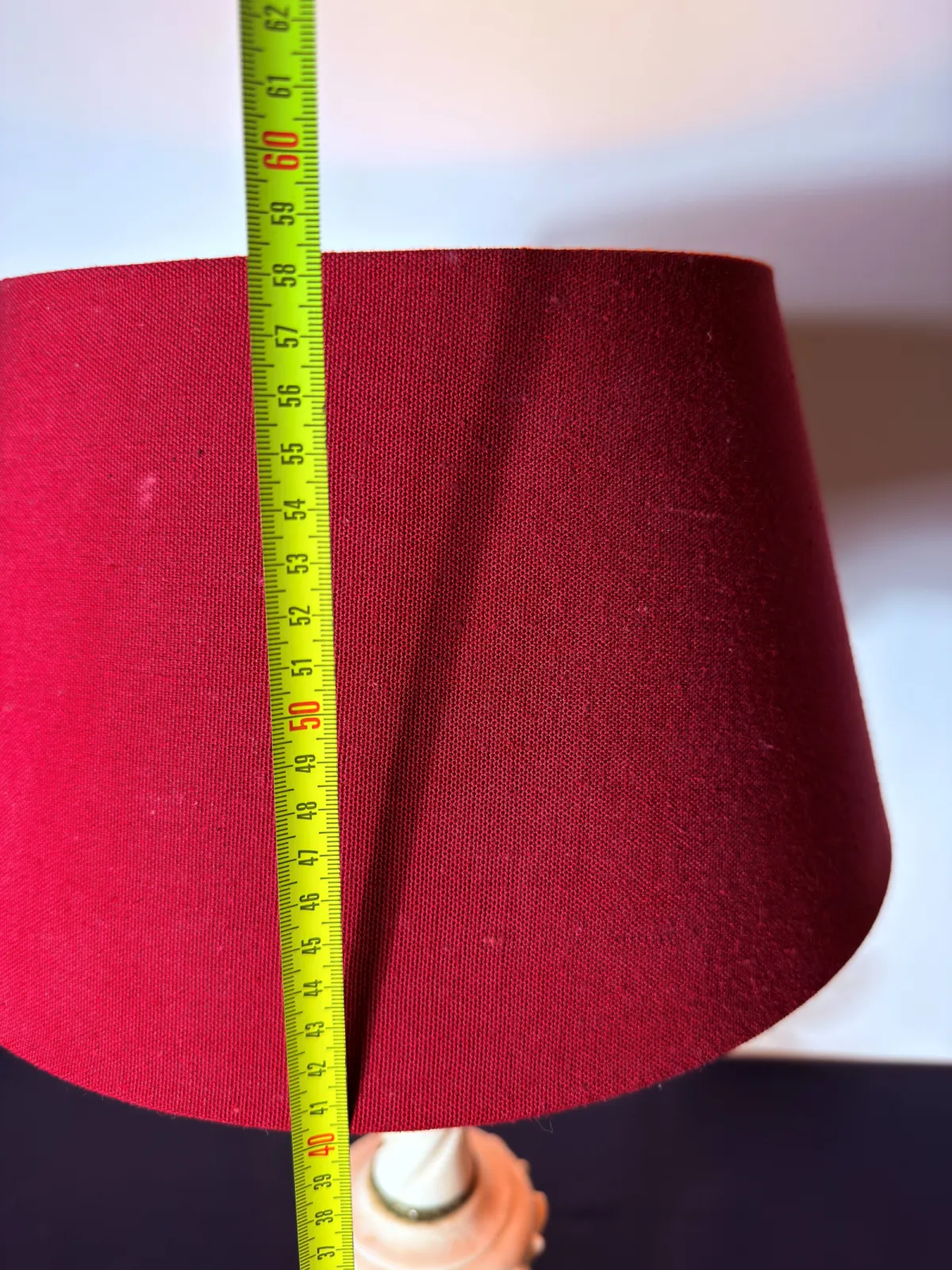 Lampa stołowa z alabastrową podstawą i mosiężnymi detalami