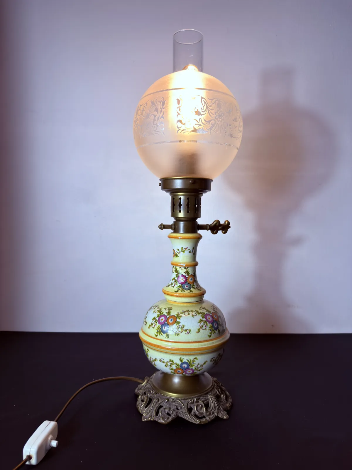 Lampa stołowa Kaiser Leuchten – porcelana, szkło trawione, styl naftowy