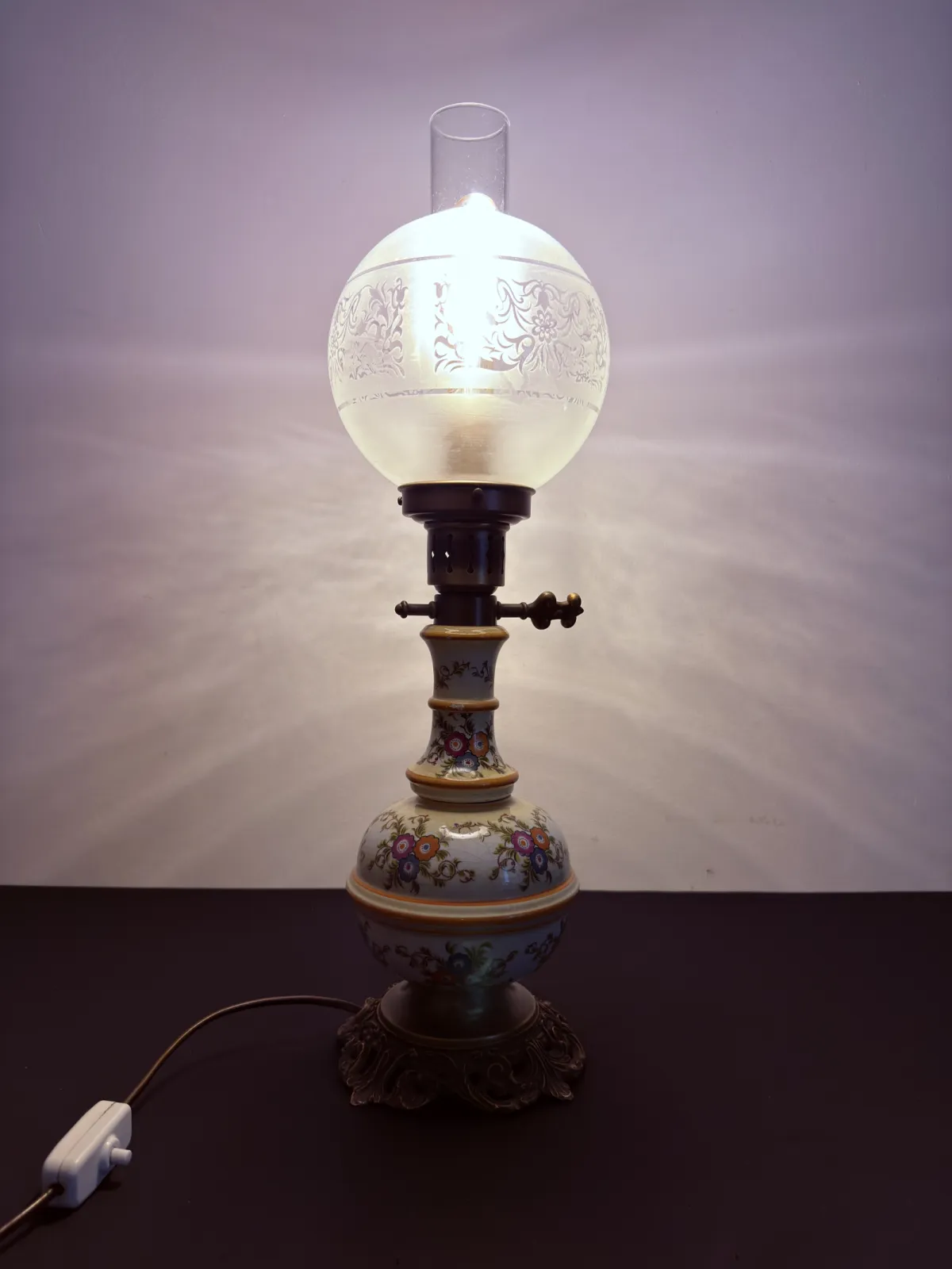 Lampa stołowa Kaiser Leuchten – porcelana, szkło trawione, styl naftowy