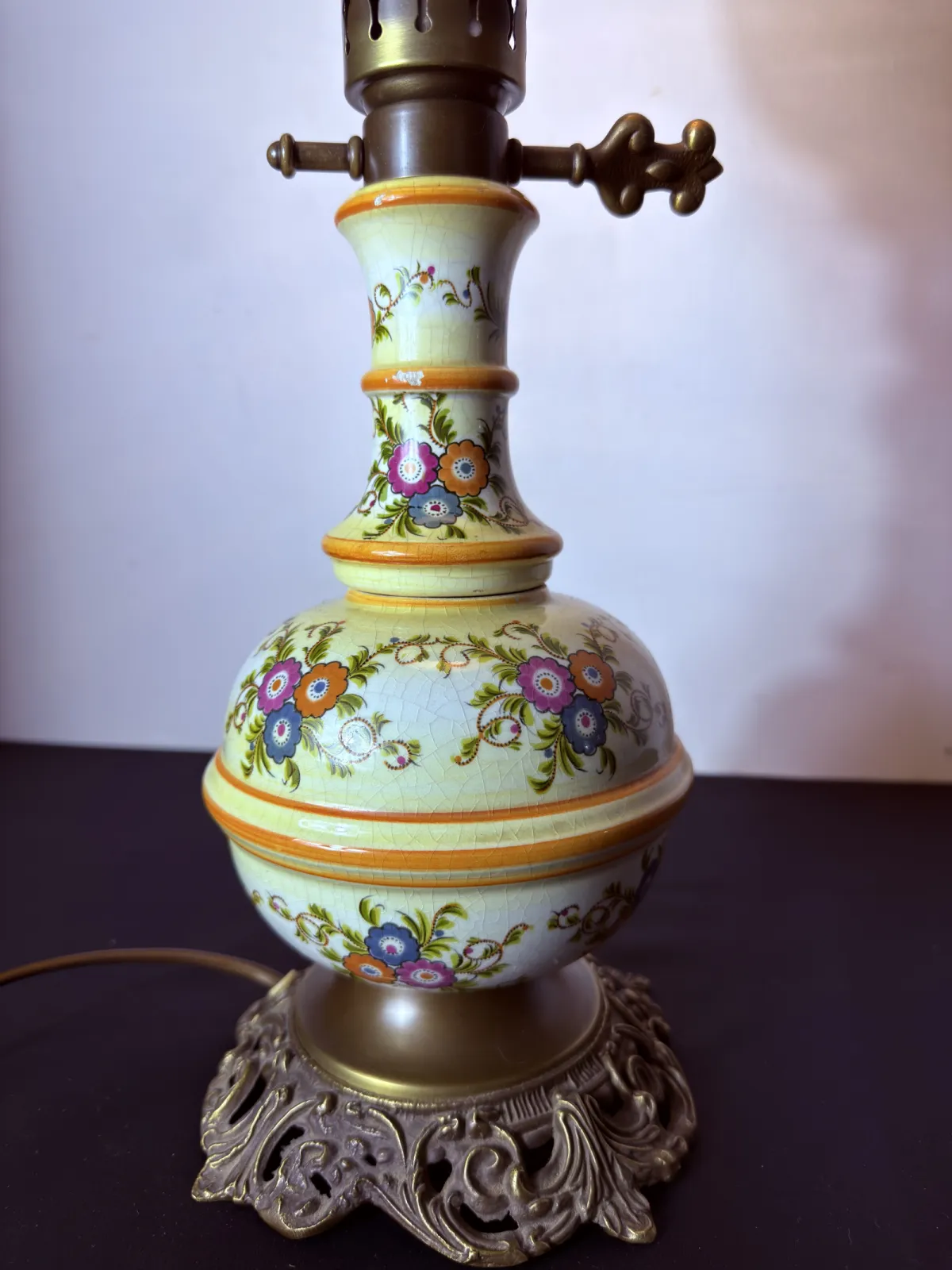 Lampa stołowa Kaiser Leuchten – porcelana, szkło trawione, styl naftowy