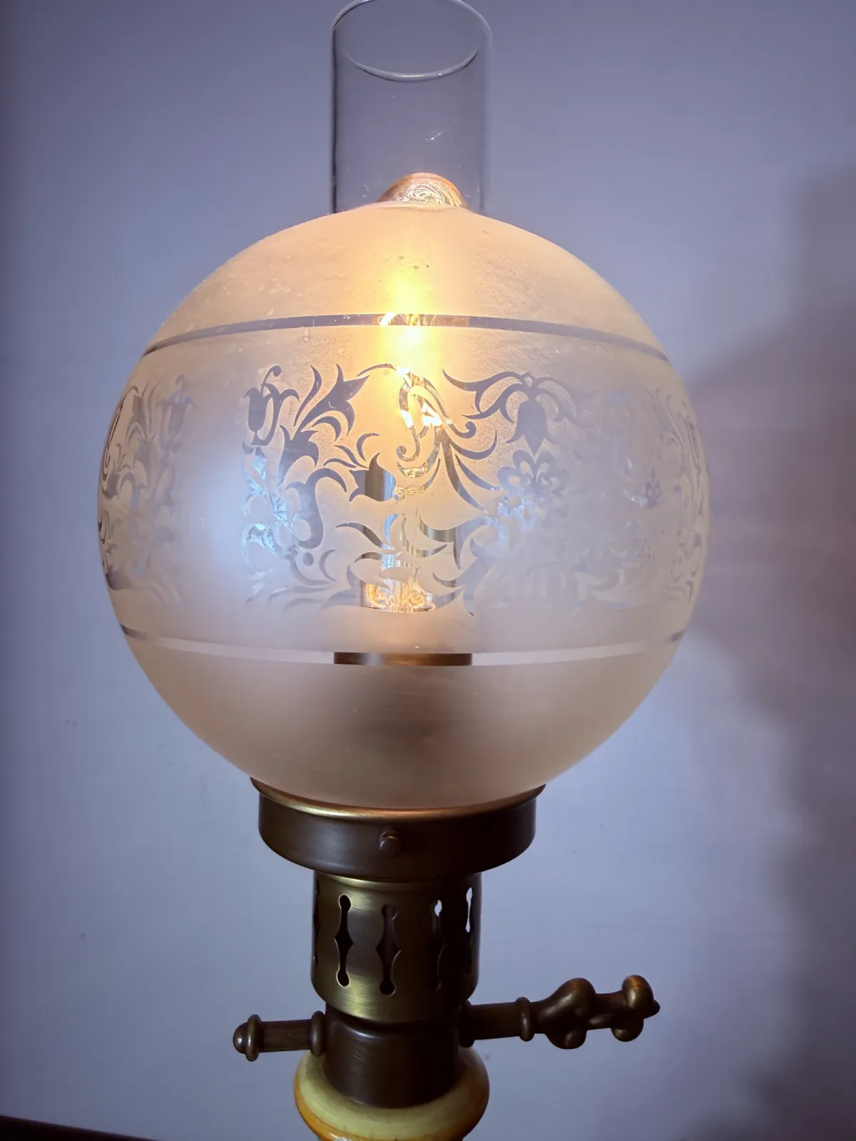 Lampa stołowa Kaiser Leuchten – porcelana, szkło trawione, styl naftowy