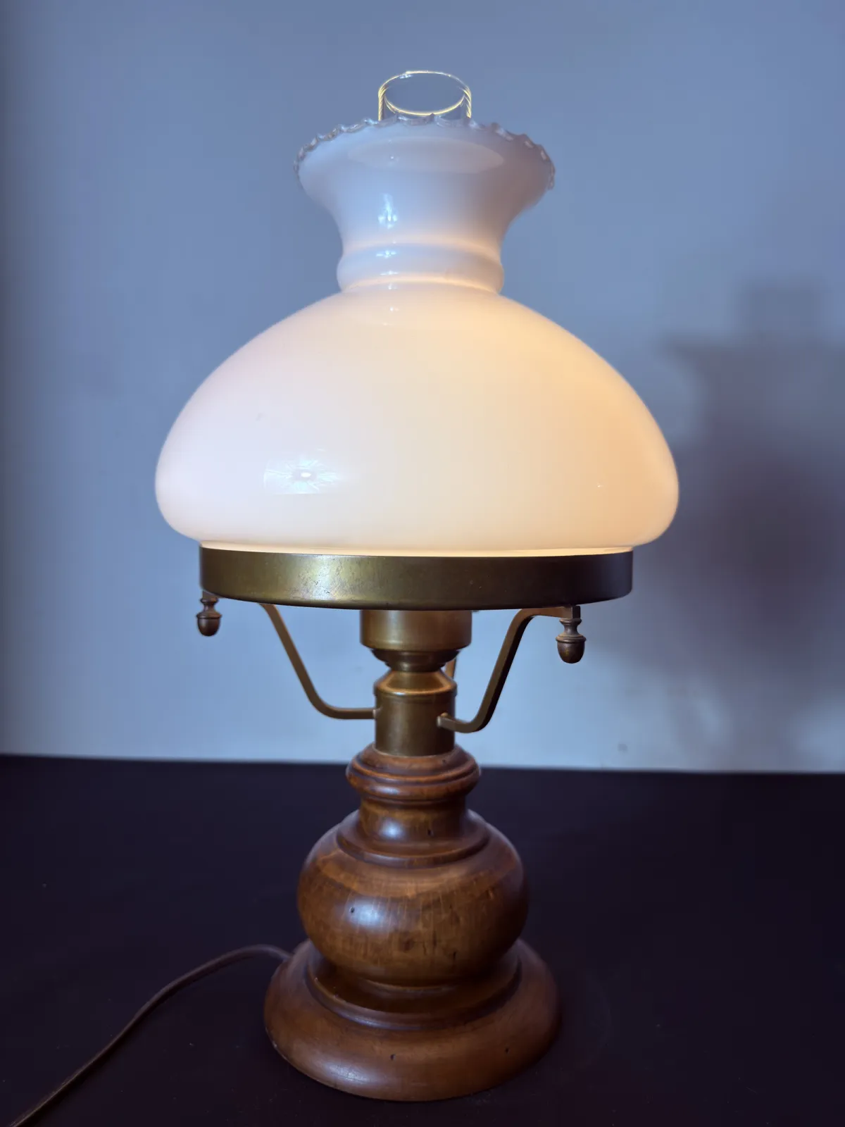 Lampa stołowa w stylu naftowym z drewnianą podstawą i mlecznym kloszem
