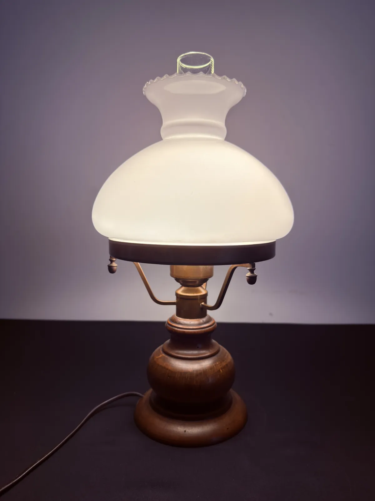 Lampa stołowa w stylu naftowym z drewnianą podstawą i mlecznym kloszem