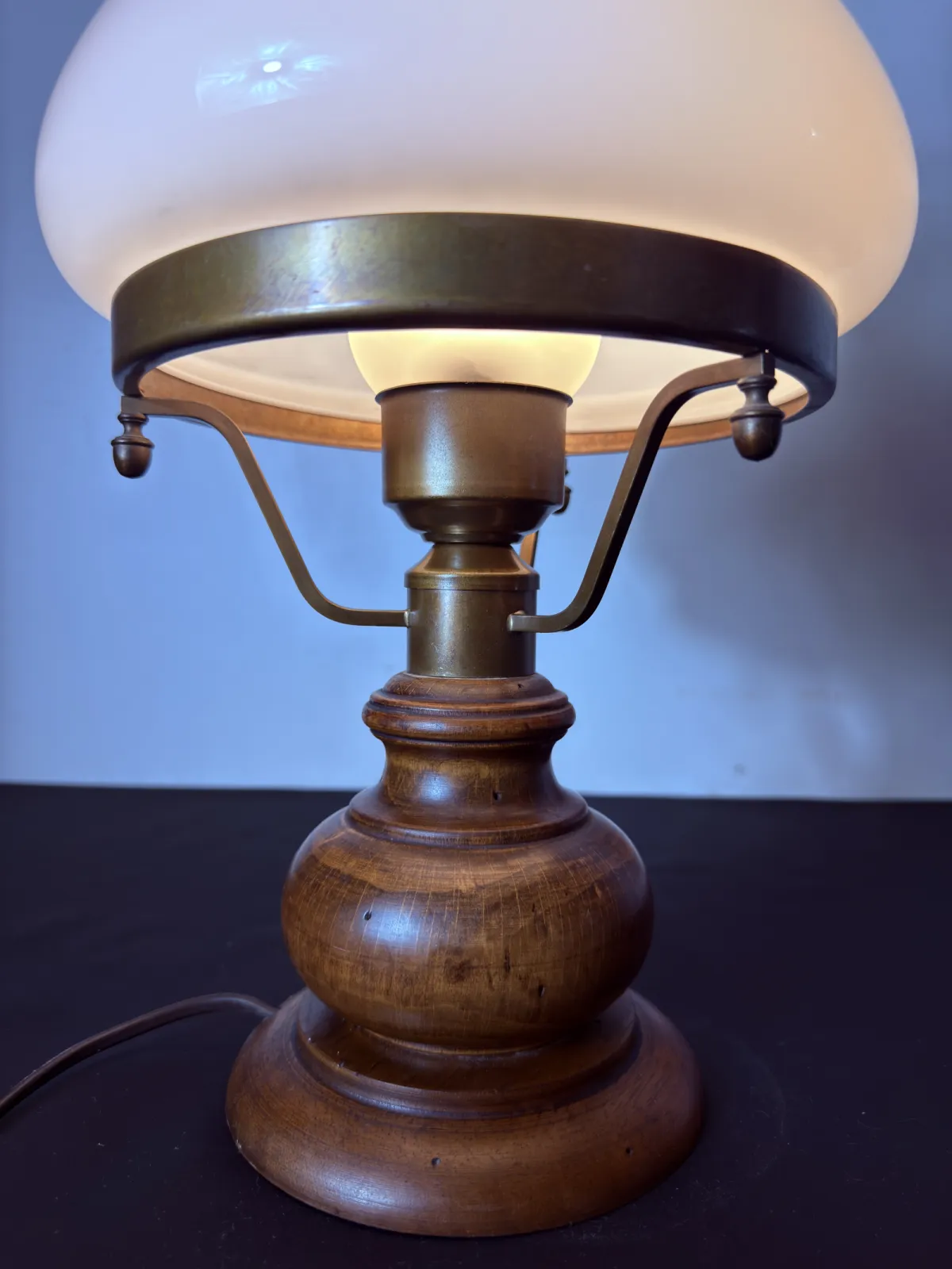Lampa stołowa w stylu naftowym z drewnianą podstawą i mlecznym kloszem