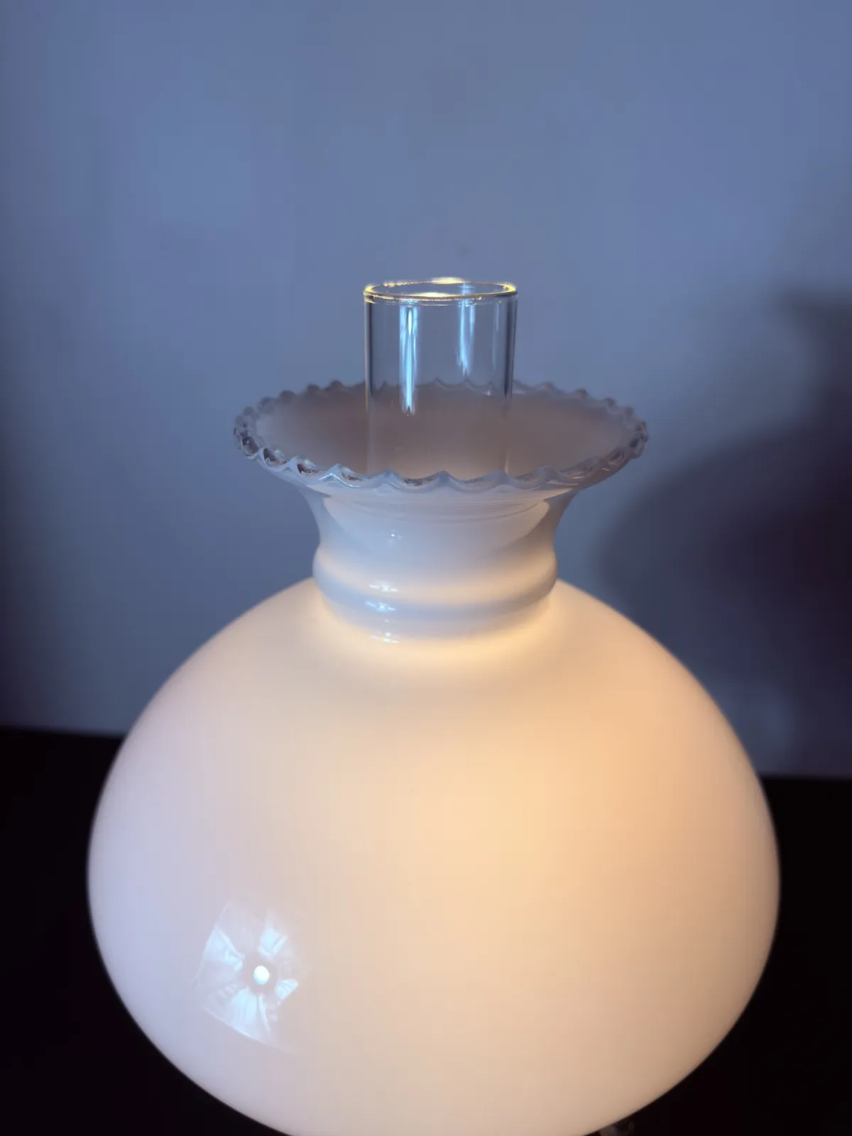 Lampa stołowa w stylu naftowym z drewnianą podstawą i mlecznym kloszem