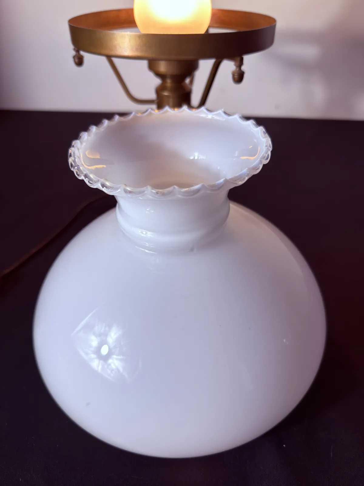 Lampa stołowa w stylu naftowym z drewnianą podstawą i mlecznym kloszem