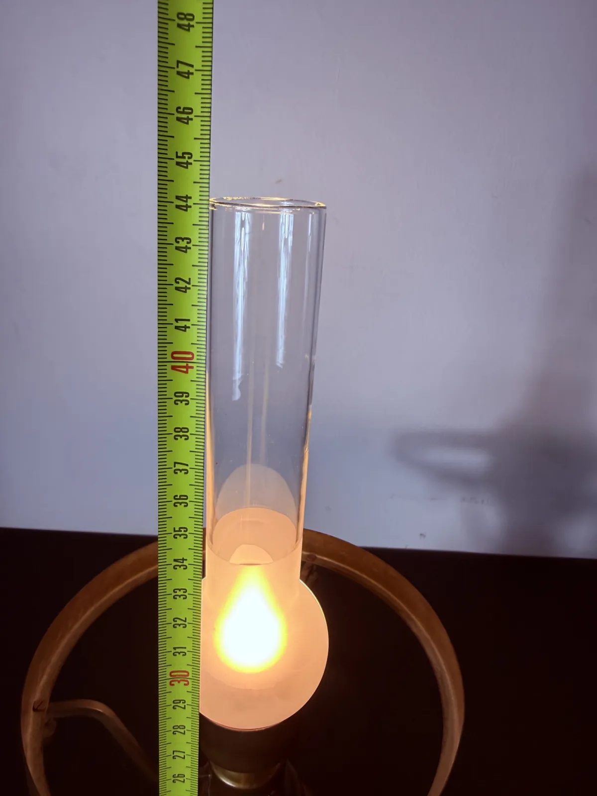 Lampa stołowa w stylu naftowym z drewnianą podstawą i mlecznym kloszem