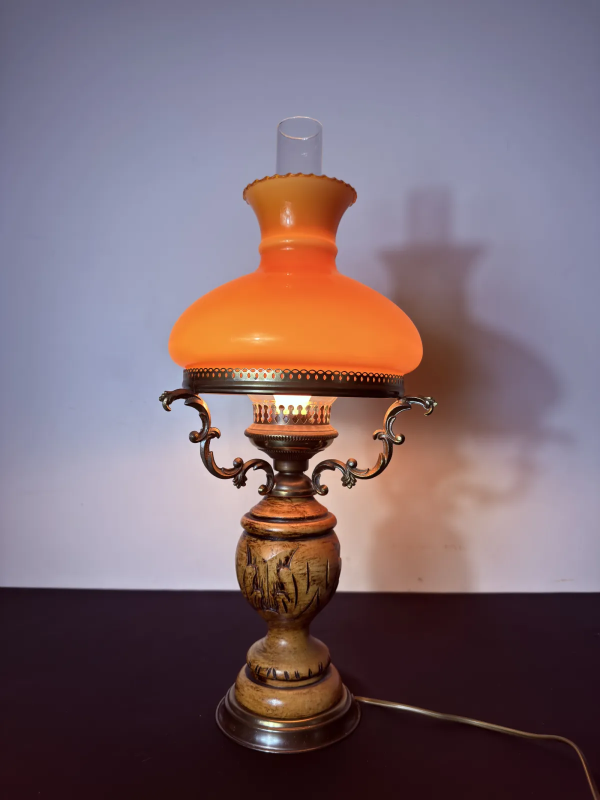 Lampa stołowa w stylu naftowym z pomarańczowym szklanym kloszem