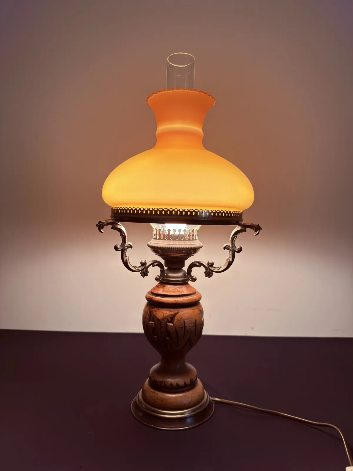 Lampa stołowa w stylu naftowym z pomarańczowym szklanym kloszem