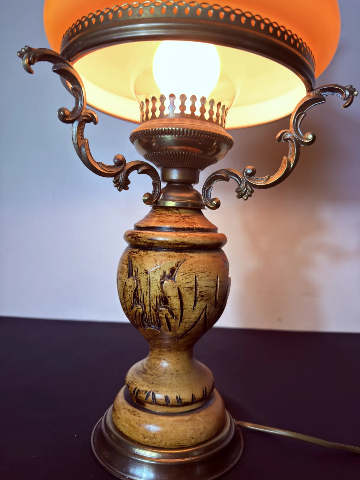 Lampa stołowa w stylu naftowym z pomarańczowym szklanym kloszem