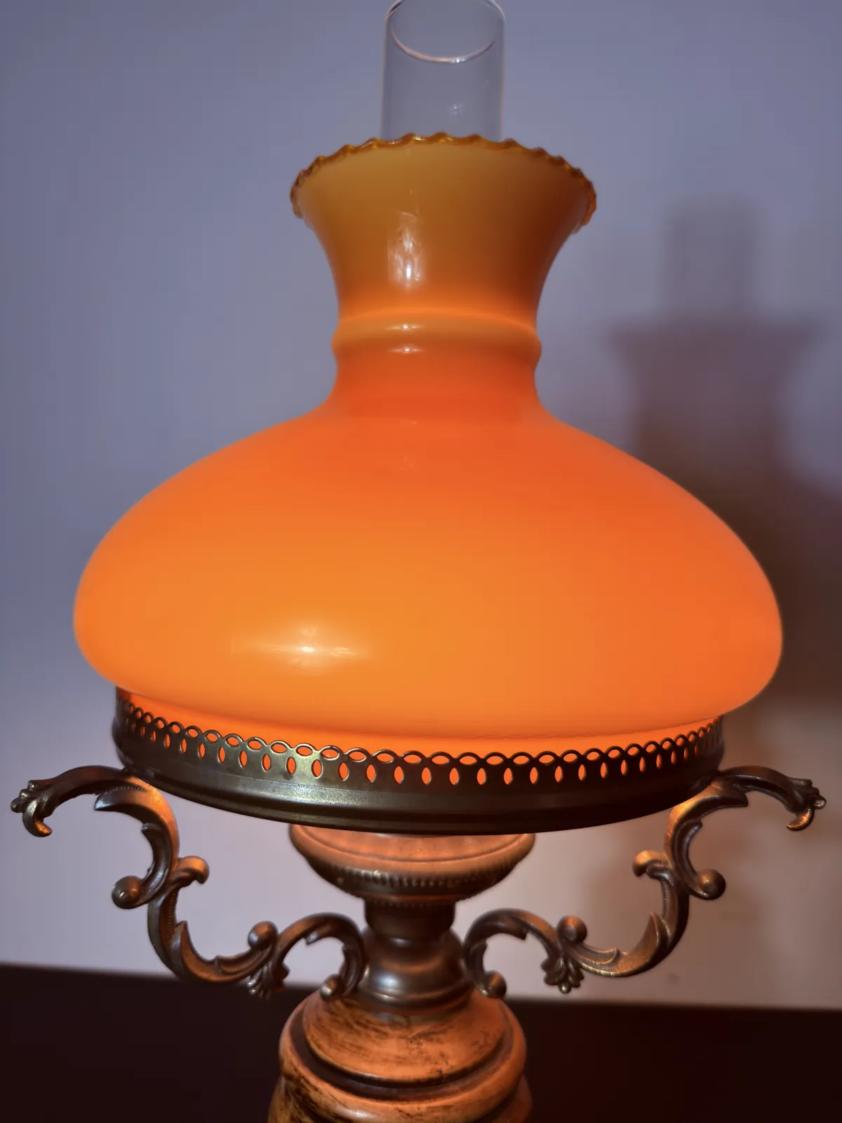 Lampa stołowa w stylu naftowym z pomarańczowym szklanym kloszem