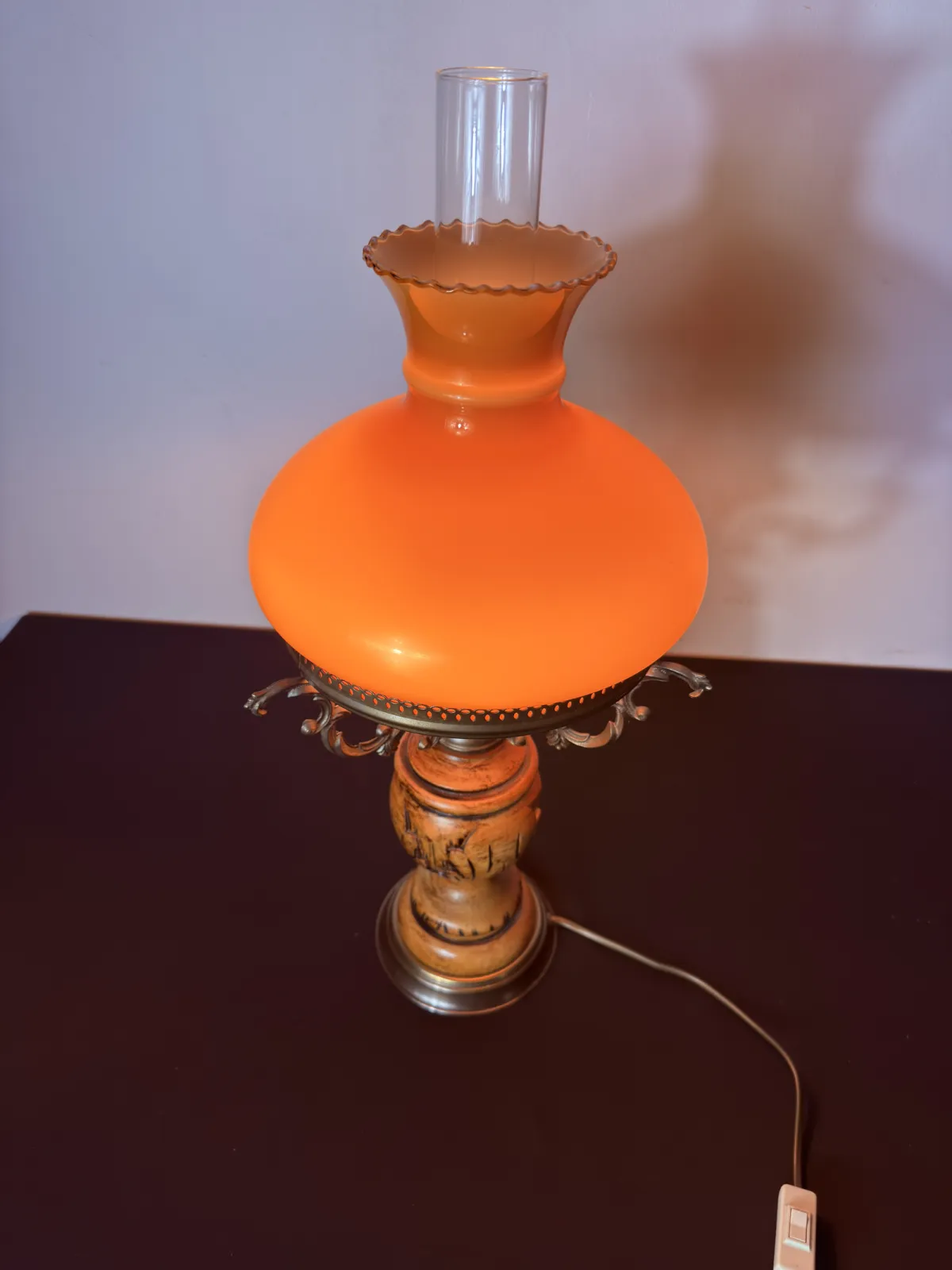 Lampa stołowa w stylu naftowym z pomarańczowym szklanym kloszem