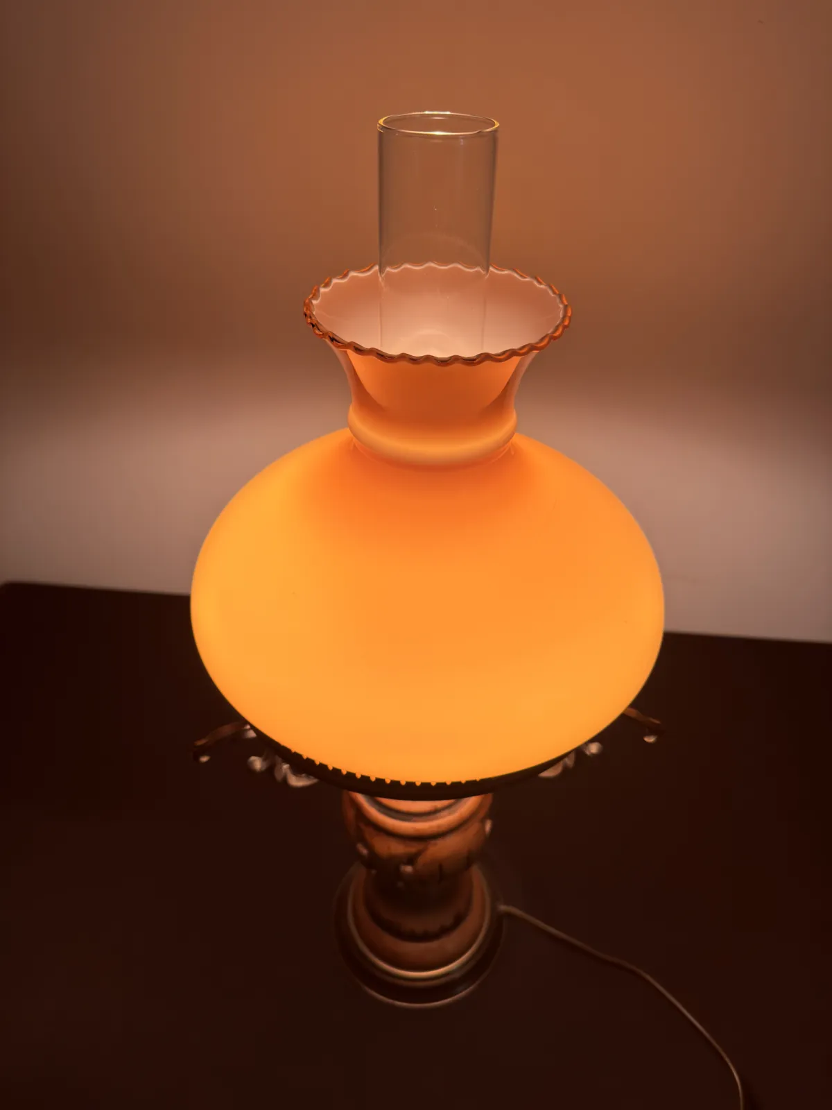 Lampa stołowa w stylu naftowym z pomarańczowym szklanym kloszem