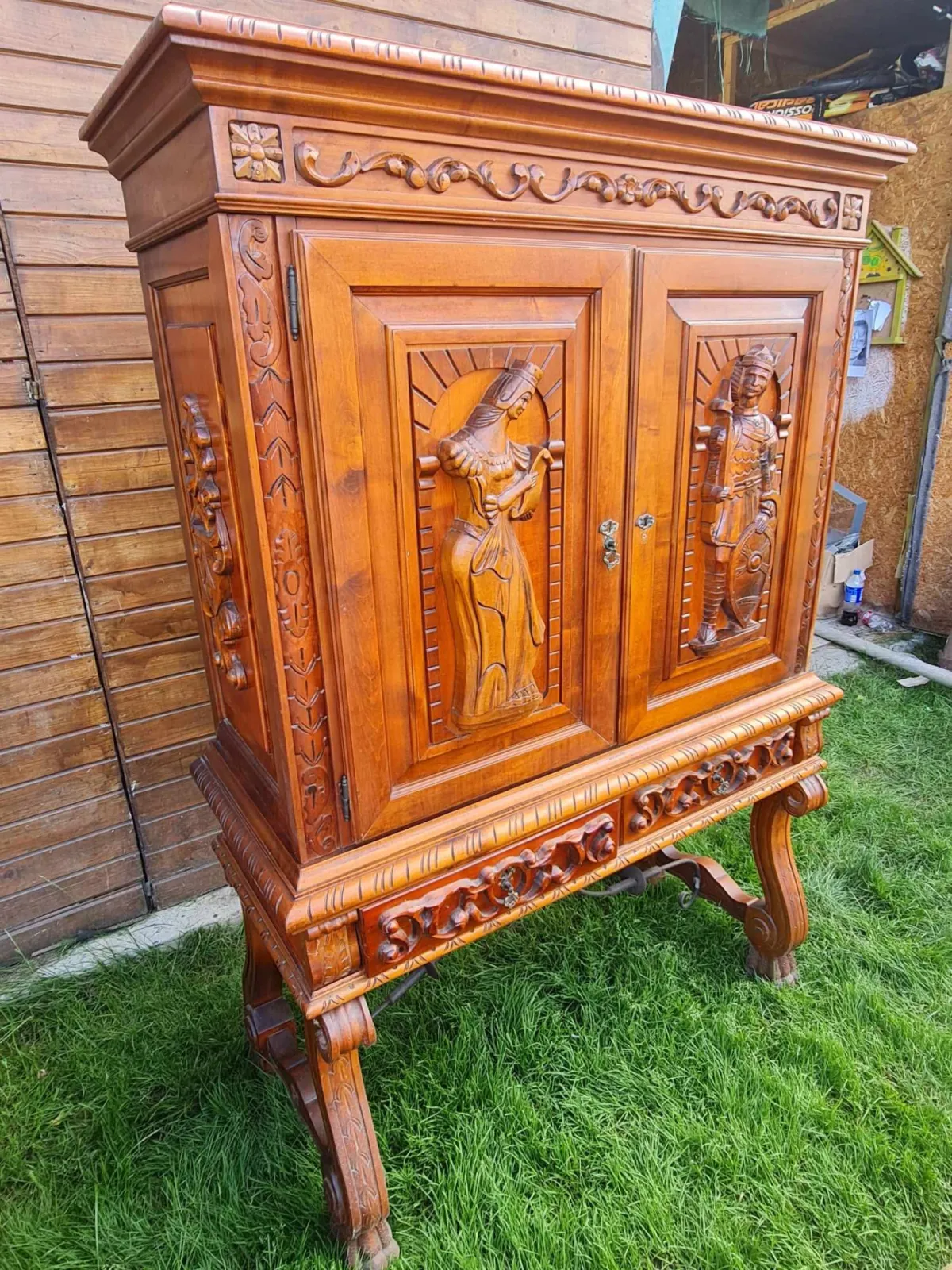 Zestaw mebli rzeźbionych