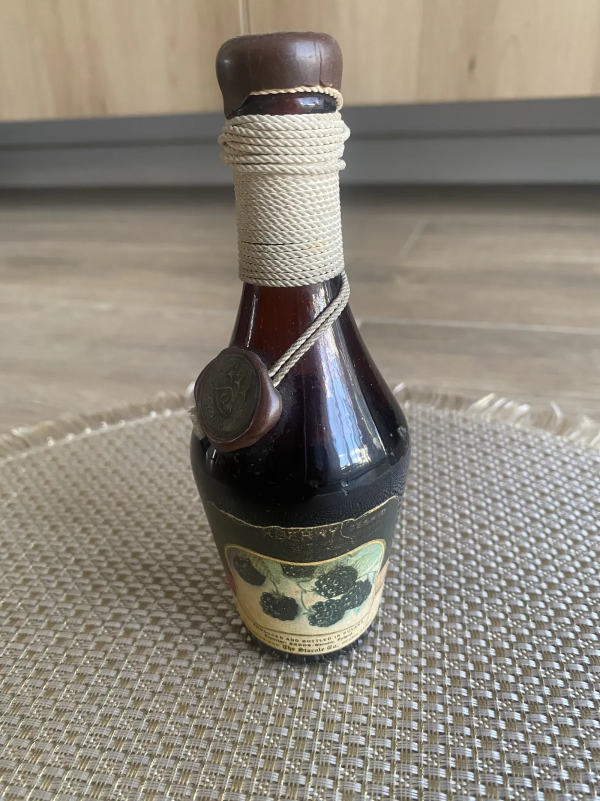 Kolekcjonerska butelka PRL z Winem Jeżynowym BESKID Blackberry Vintage AGROS