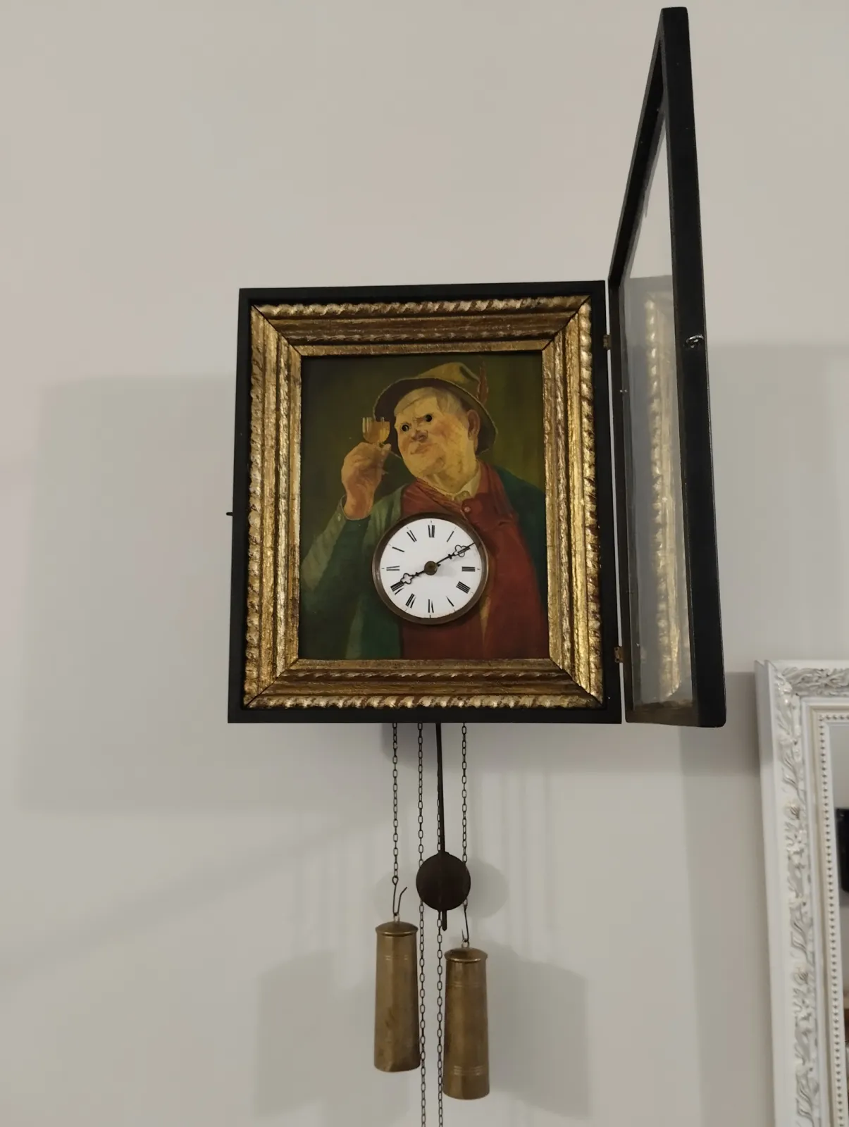 Zegar szwarcwaldzki z ruchomymi oczami.