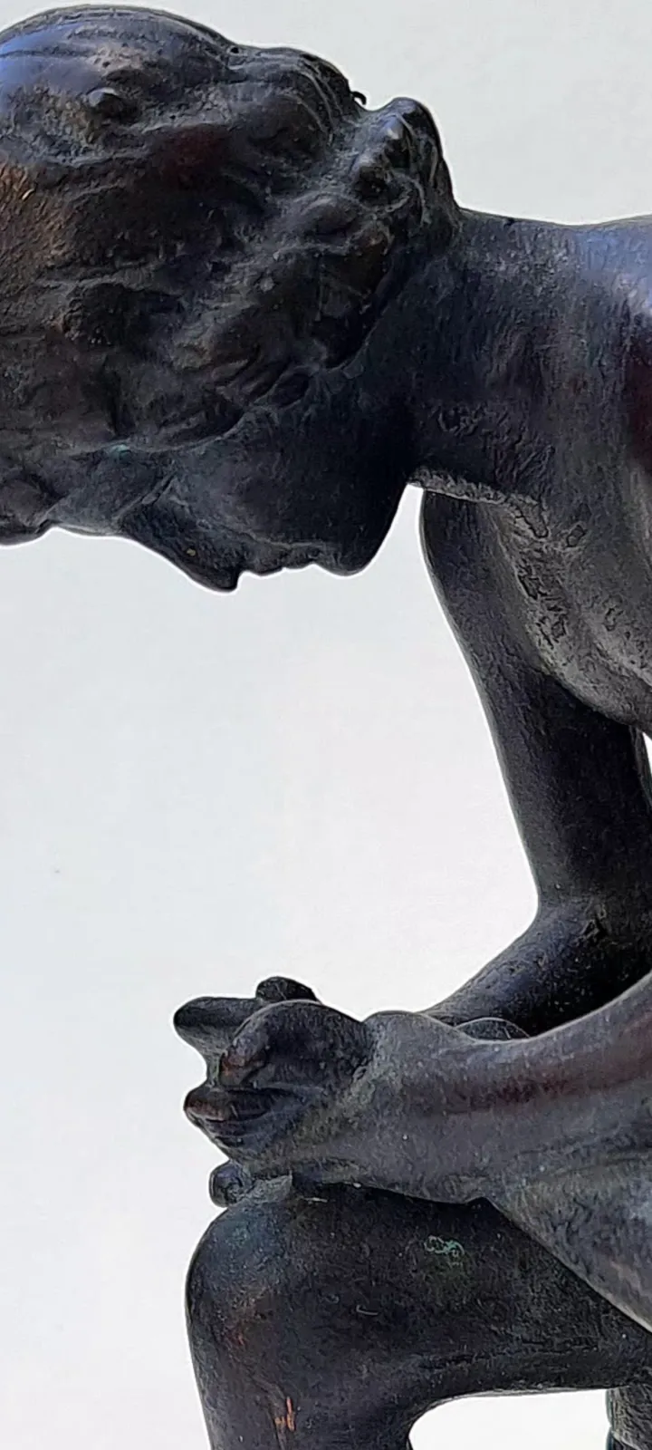 Spinario z brązu. Figurka chłopca. Sygnowany