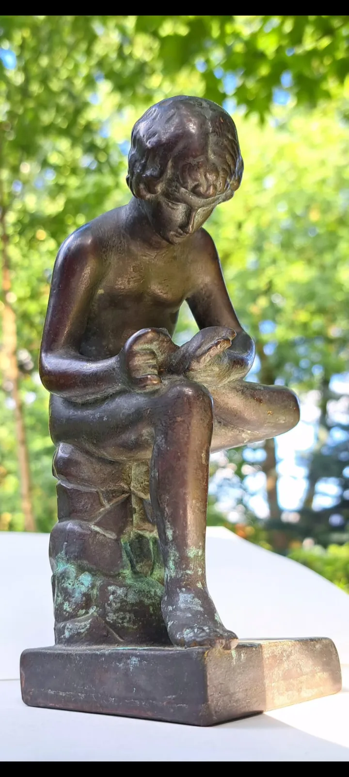 Spinario z brązu. Figurka chłopca. Sygnowany
