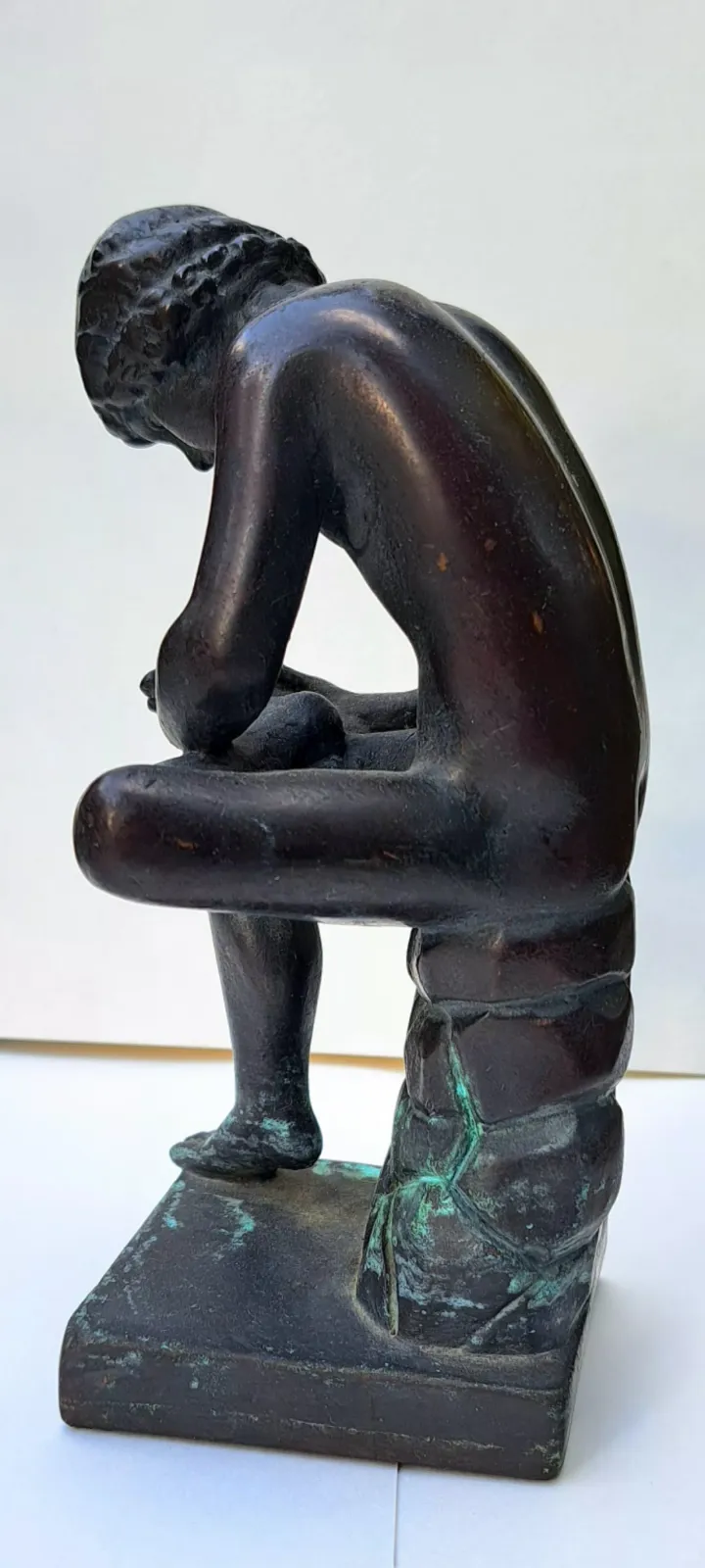 Spinario z brązu. Figurka chłopca. Sygnowany