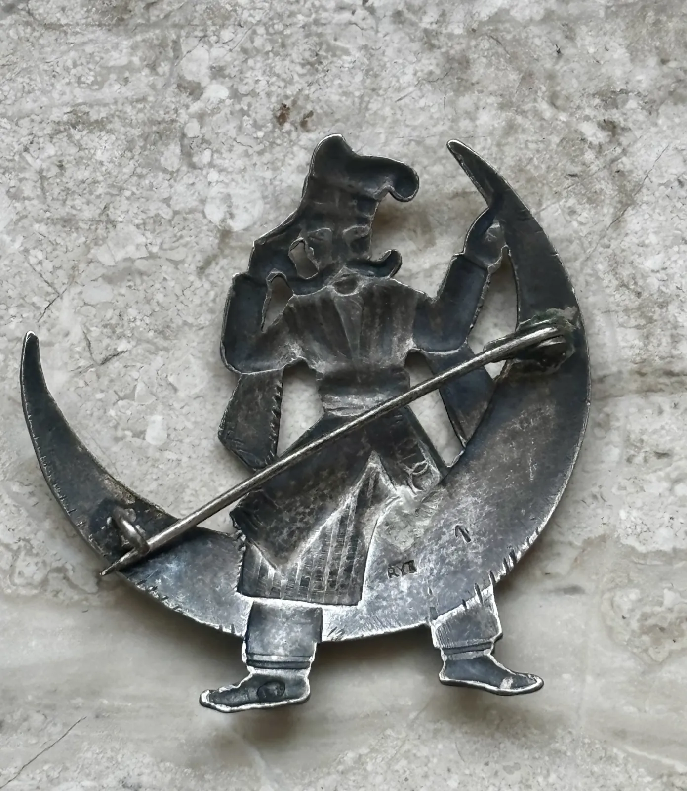 Rytosztuka, broszka Twardowski na księżycu, srebro pr. 800, D.Sokolnicka, l.1952-57