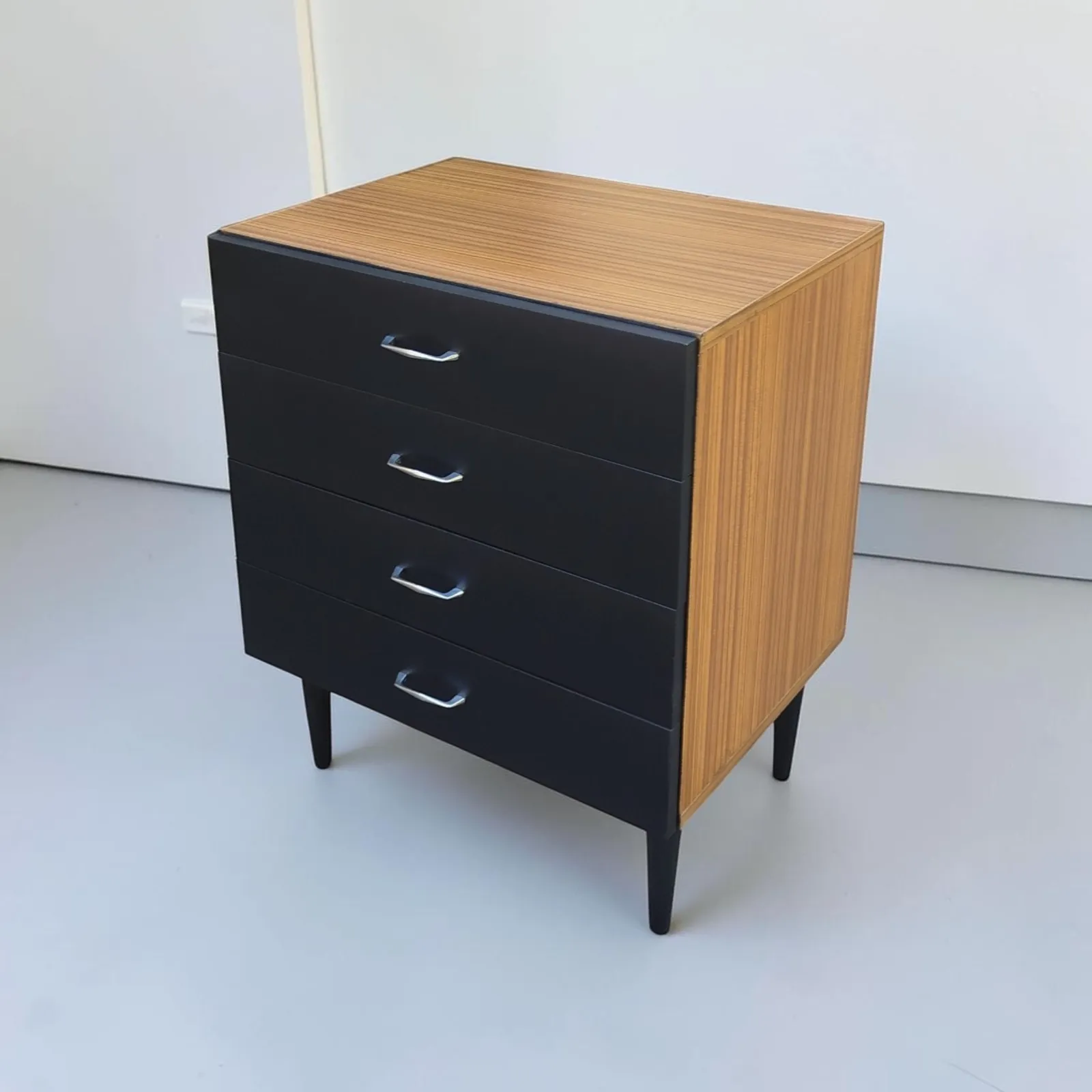 Komoda z PRL – Wyszkowska Fabryka Mebli, model K 465/B, 1976