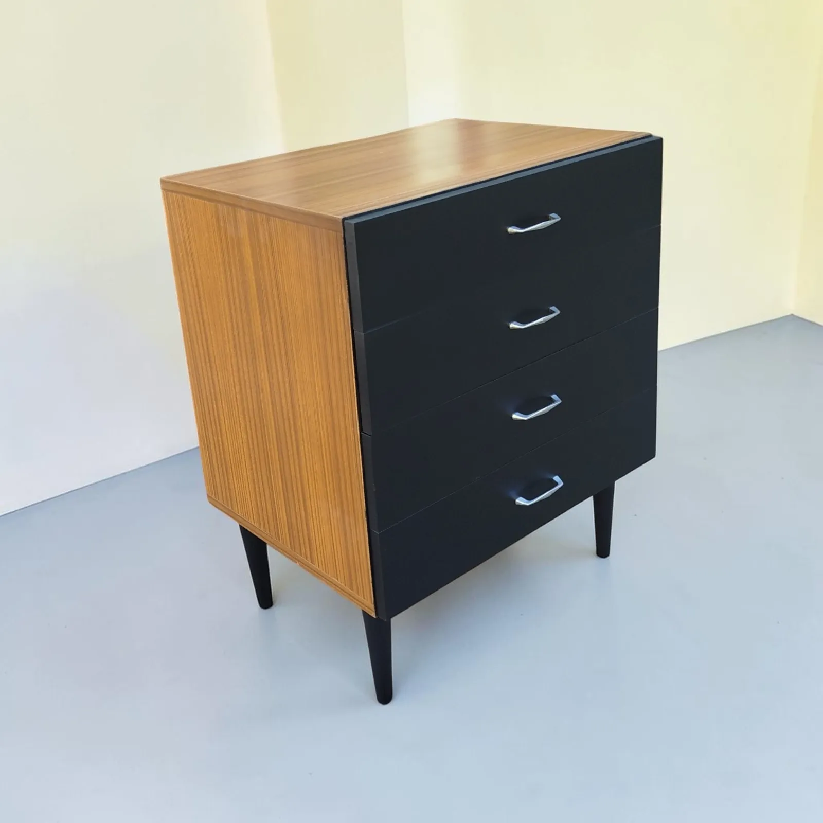 Komoda z PRL – Wyszkowska Fabryka Mebli, model K 465/B, 1976