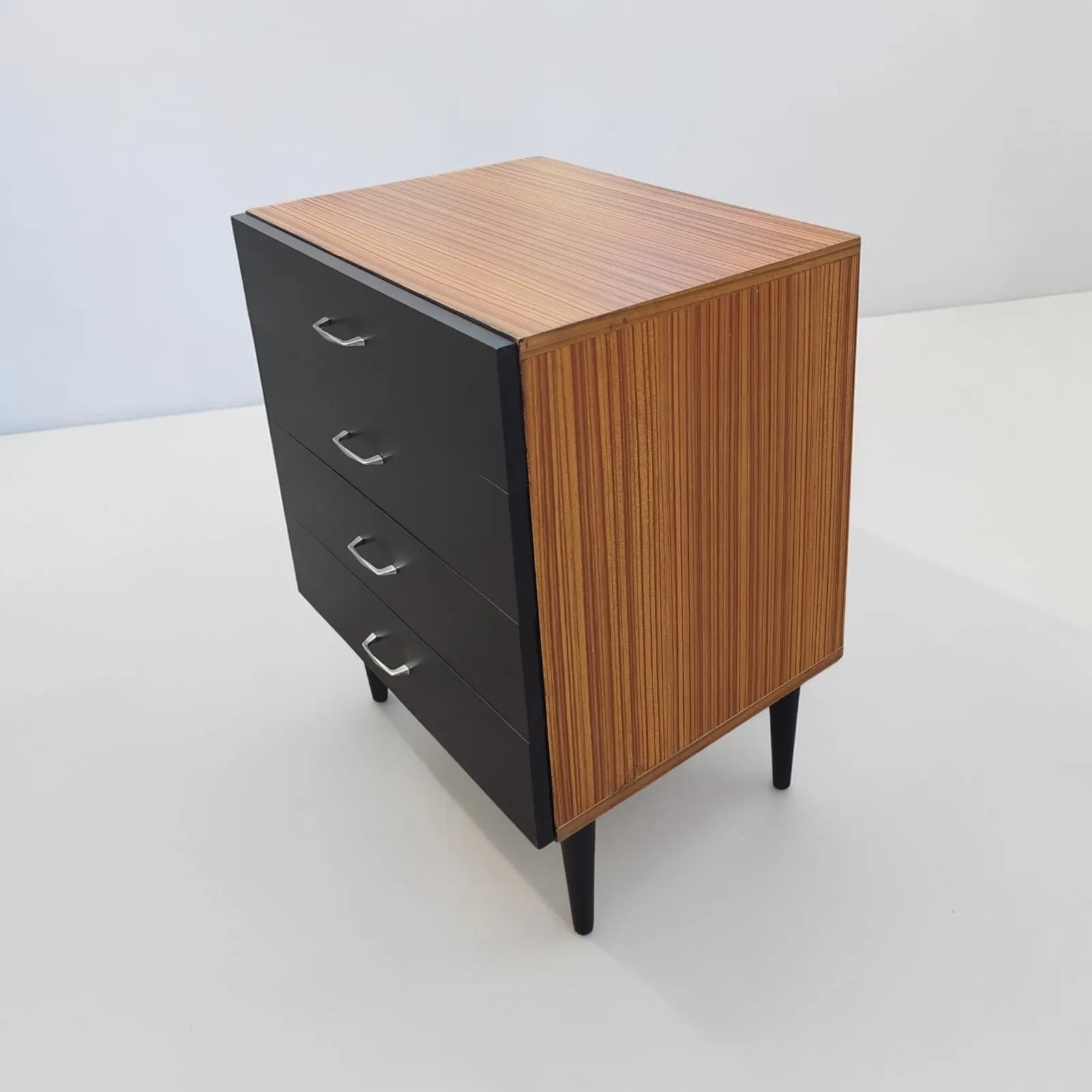 Komoda z PRL – Wyszkowska Fabryka Mebli, model K 465/B, 1976