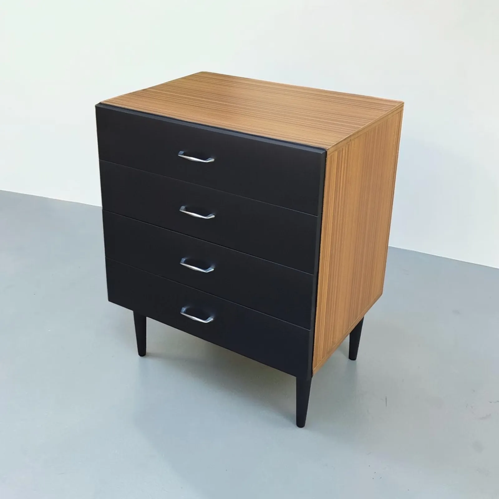 Komoda z PRL – Wyszkowska Fabryka Mebli, model K 465/B, 1976