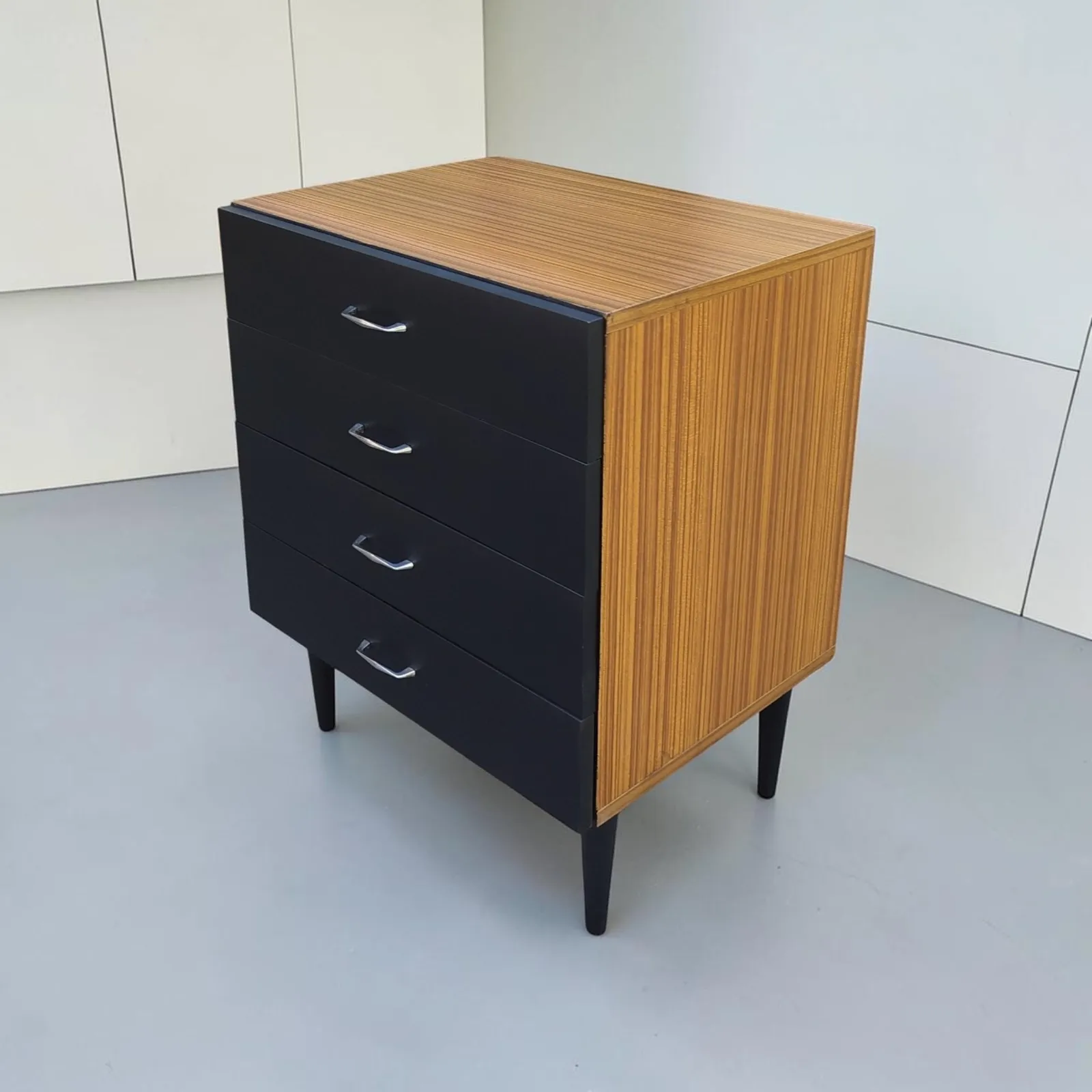 Komoda z PRL – Wyszkowska Fabryka Mebli, model K 465/B, 1976