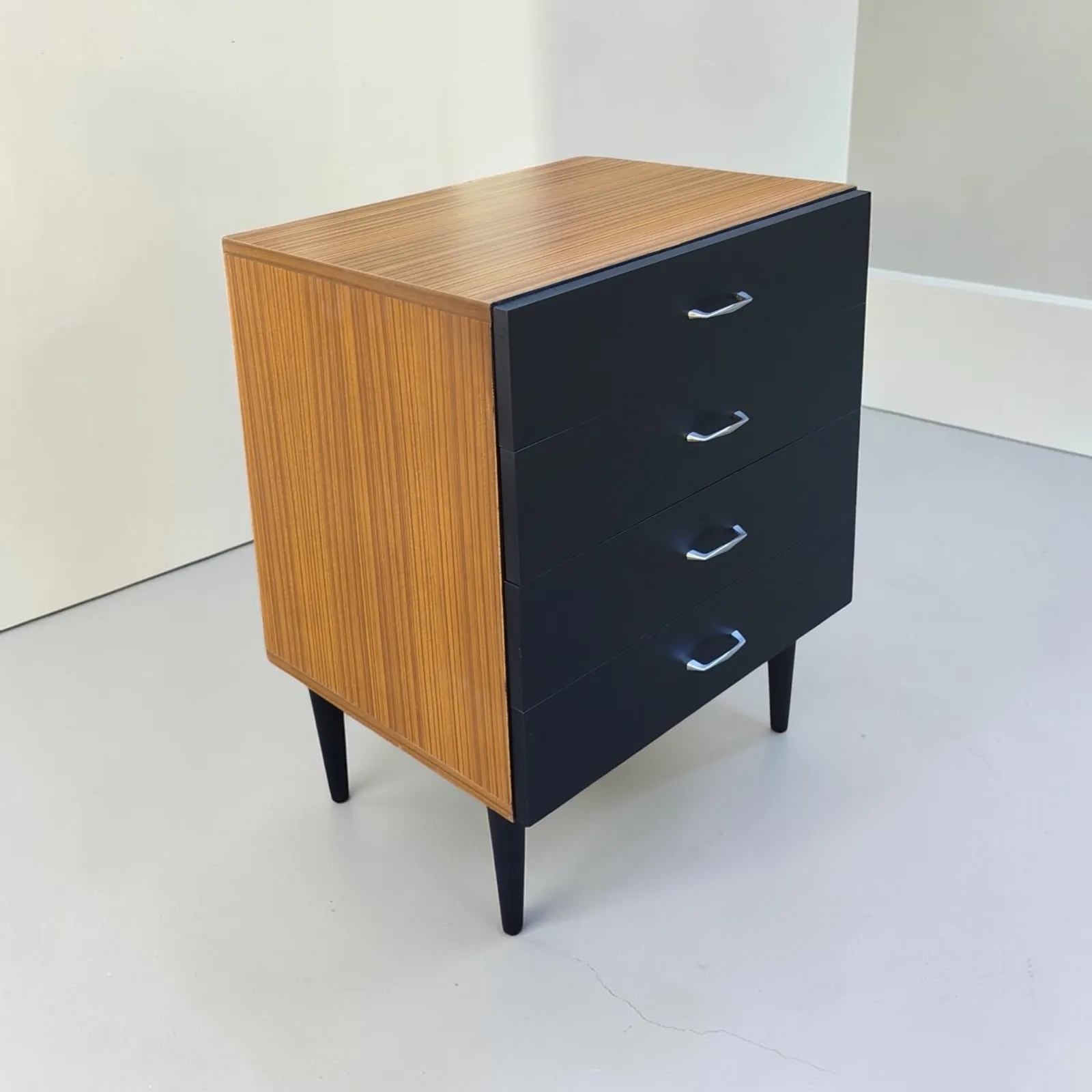 Komoda z PRL – Wyszkowska Fabryka Mebli, model K 465/B, 1976