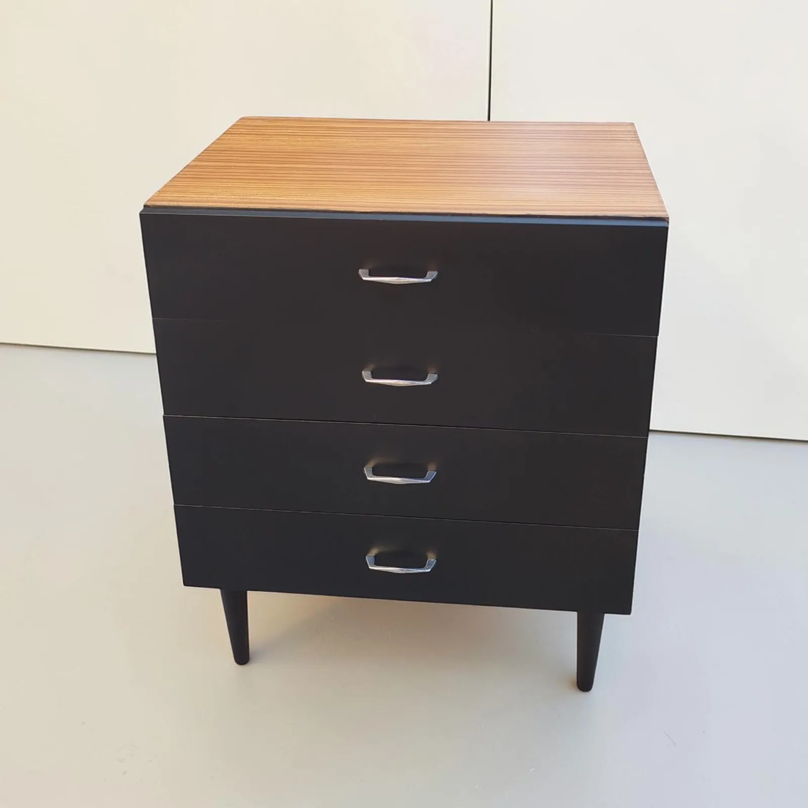 Komoda z PRL – Wyszkowska Fabryka Mebli, model K 465/B, 1976