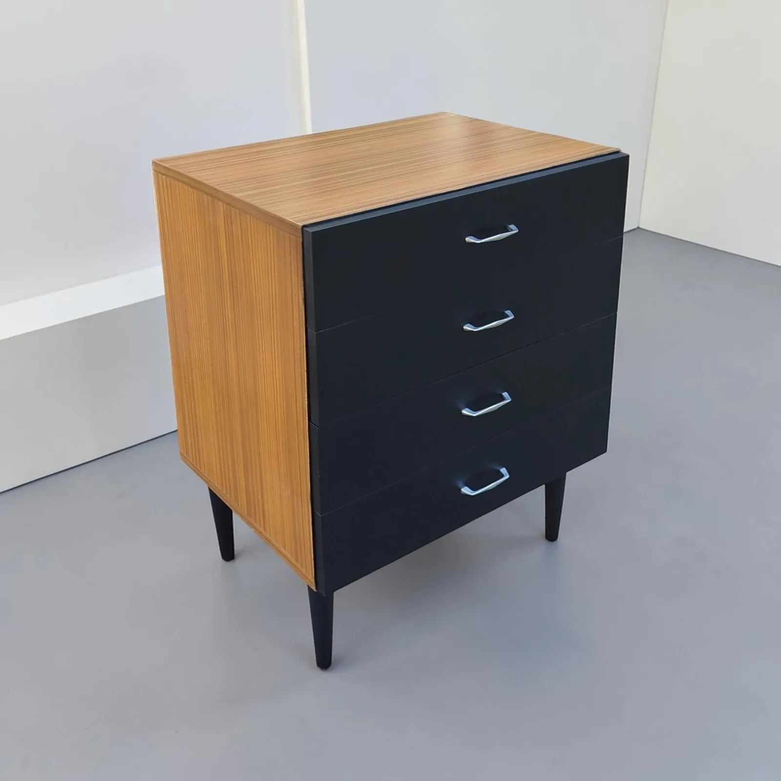 Komoda z PRL – Wyszkowska Fabryka Mebli, model K 465/B, 1976