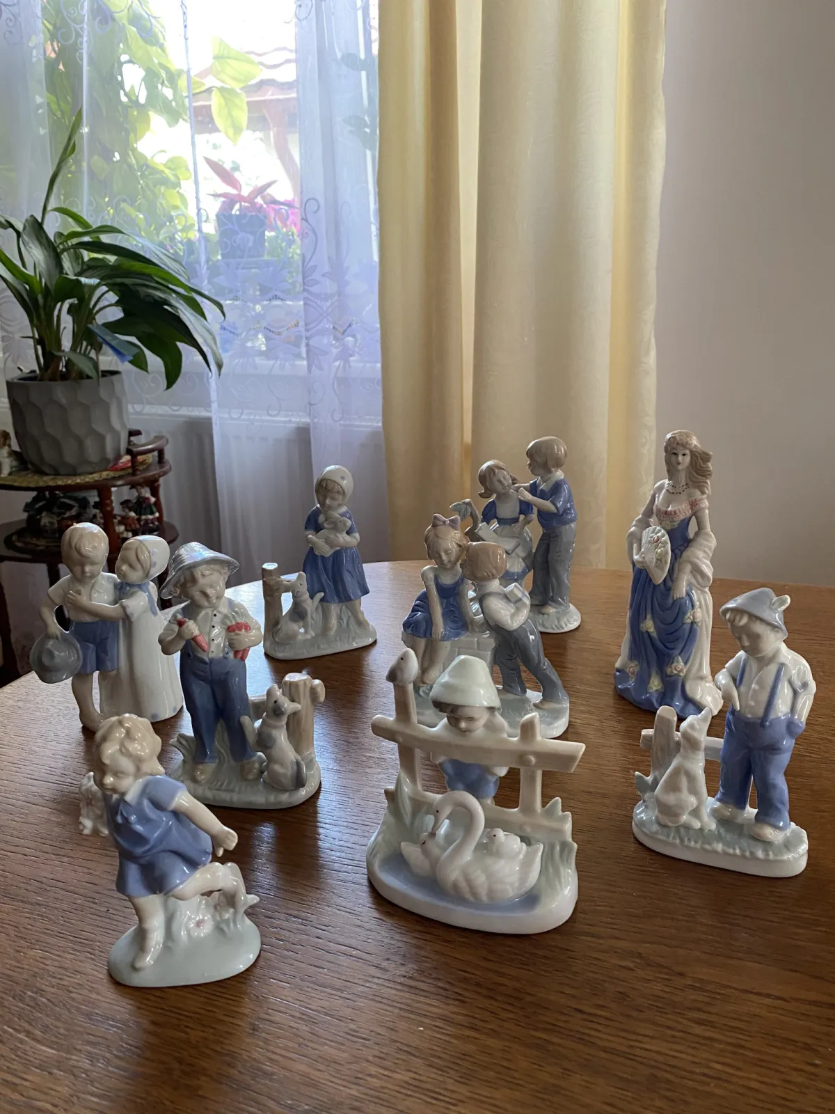 Różne figurki porcelanowe