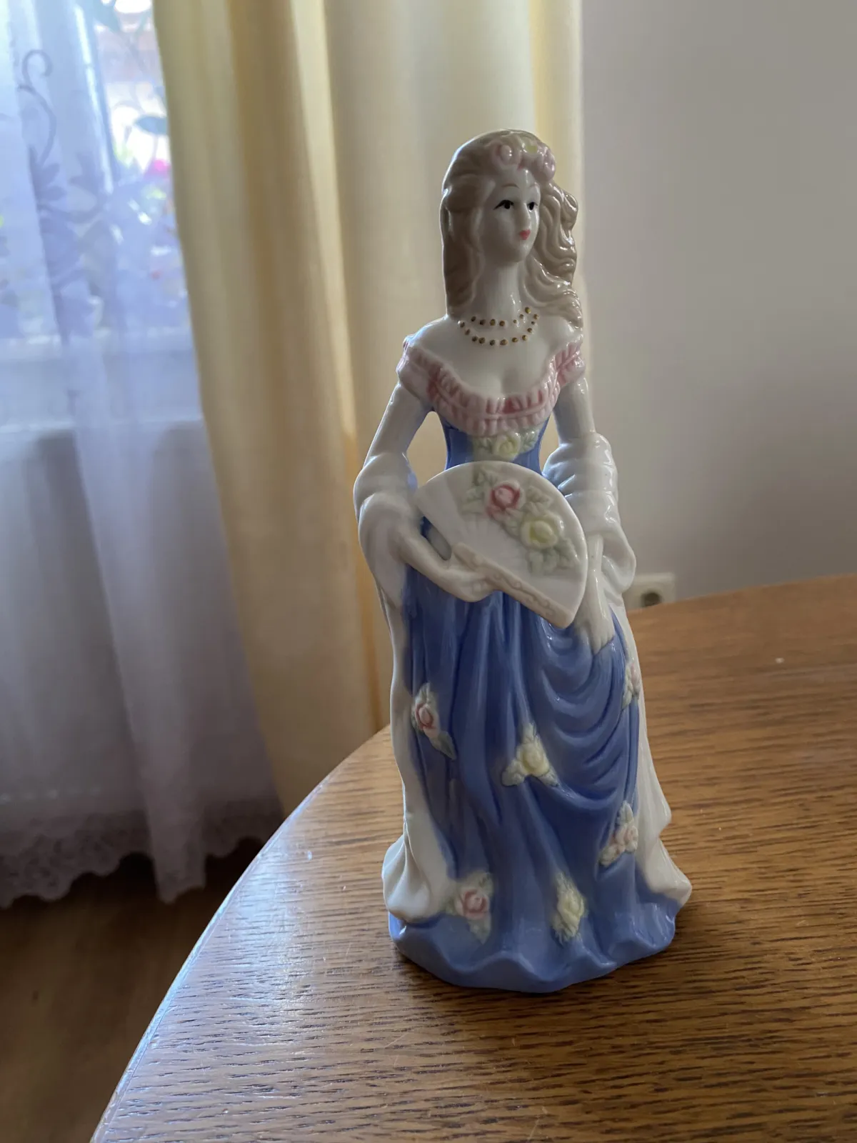 Różne figurki porcelanowe