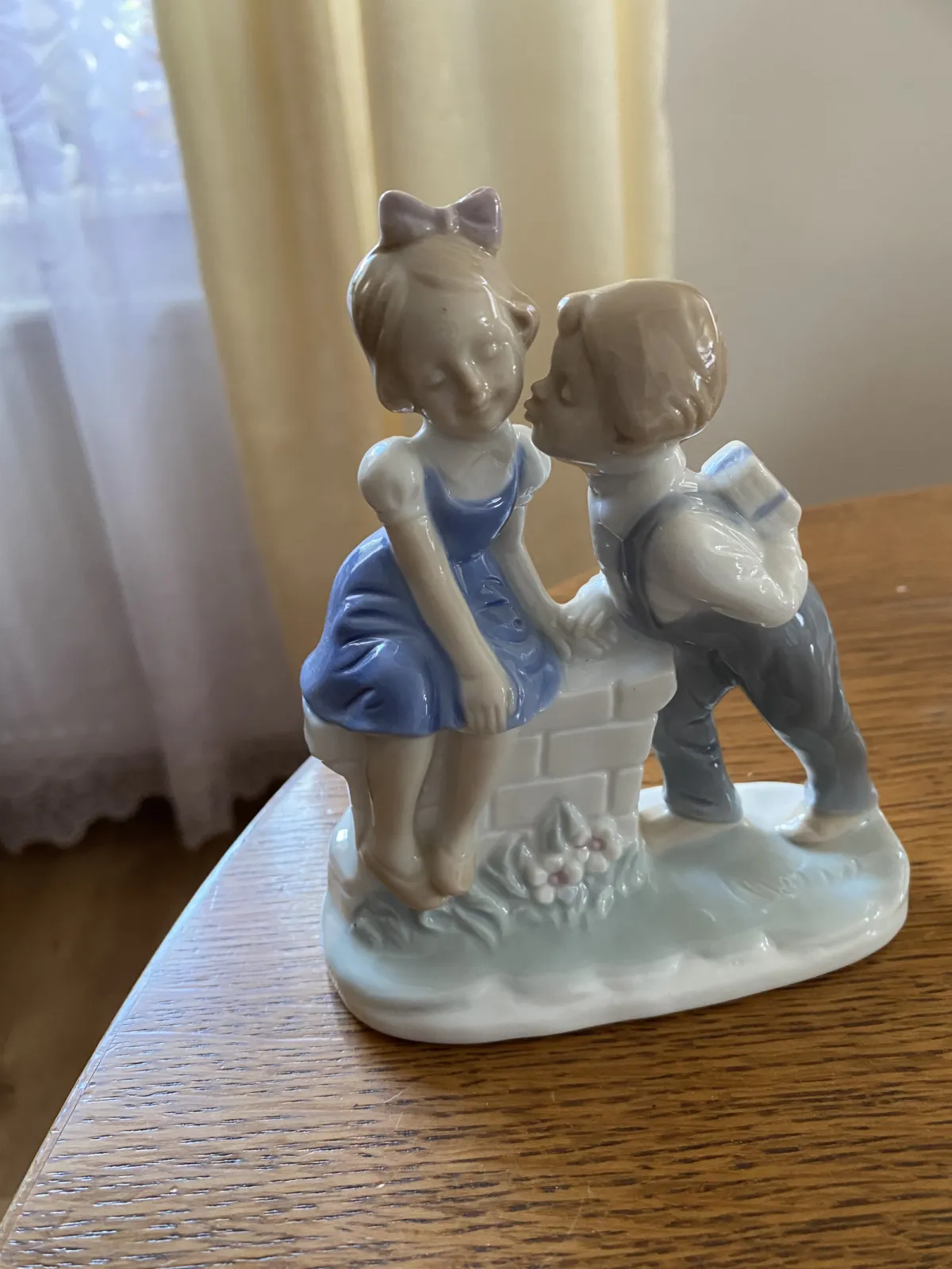 Różne figurki porcelanowe