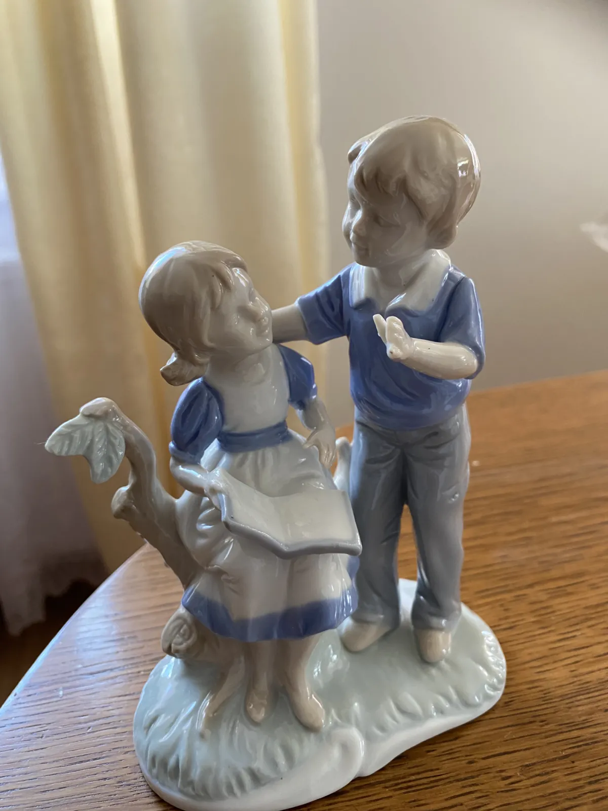 Różne figurki porcelanowe