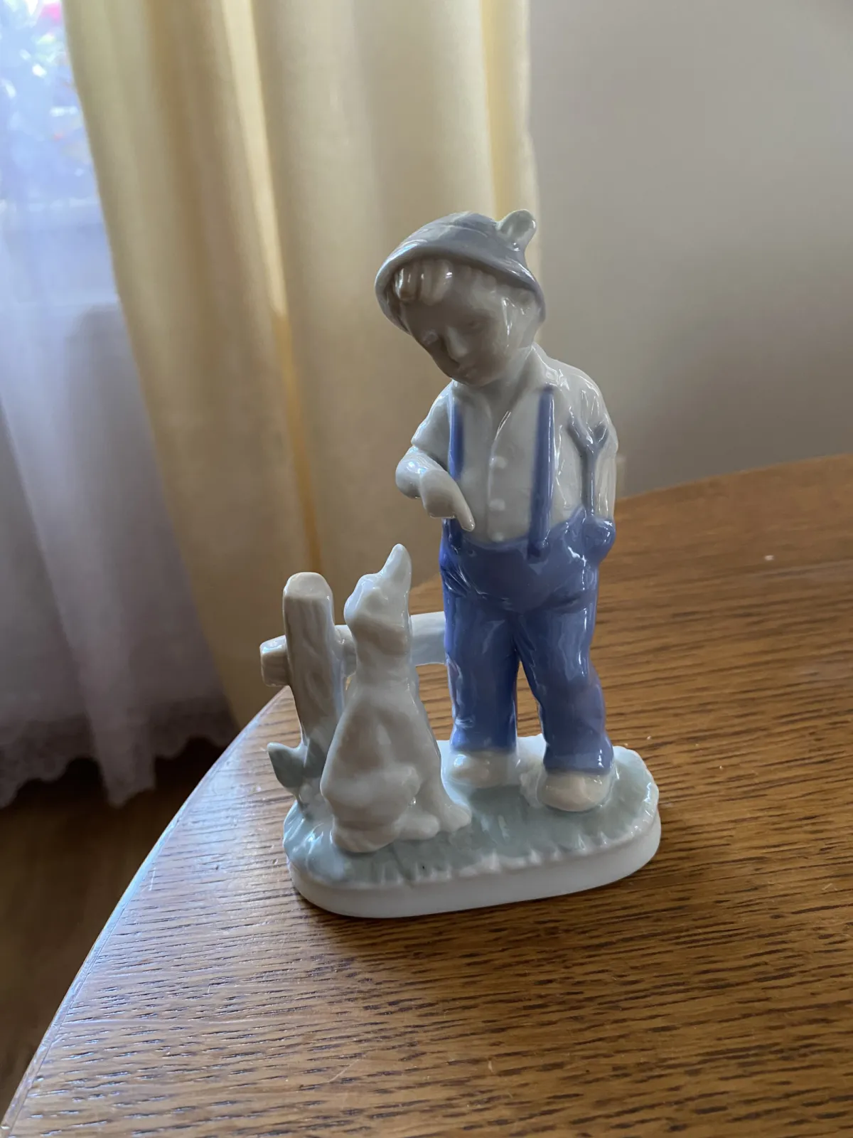 Różne figurki porcelanowe