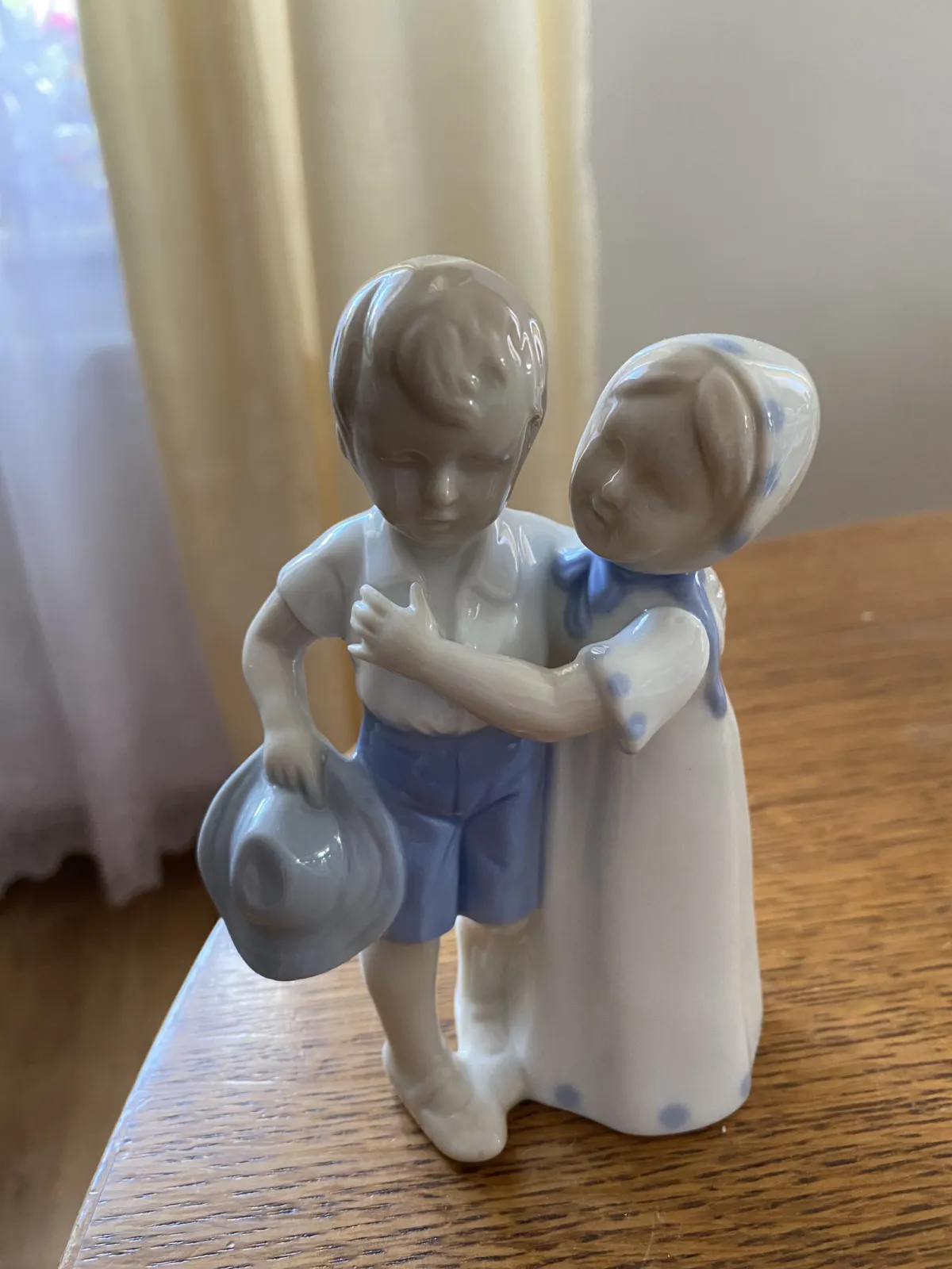 Różne figurki porcelanowe