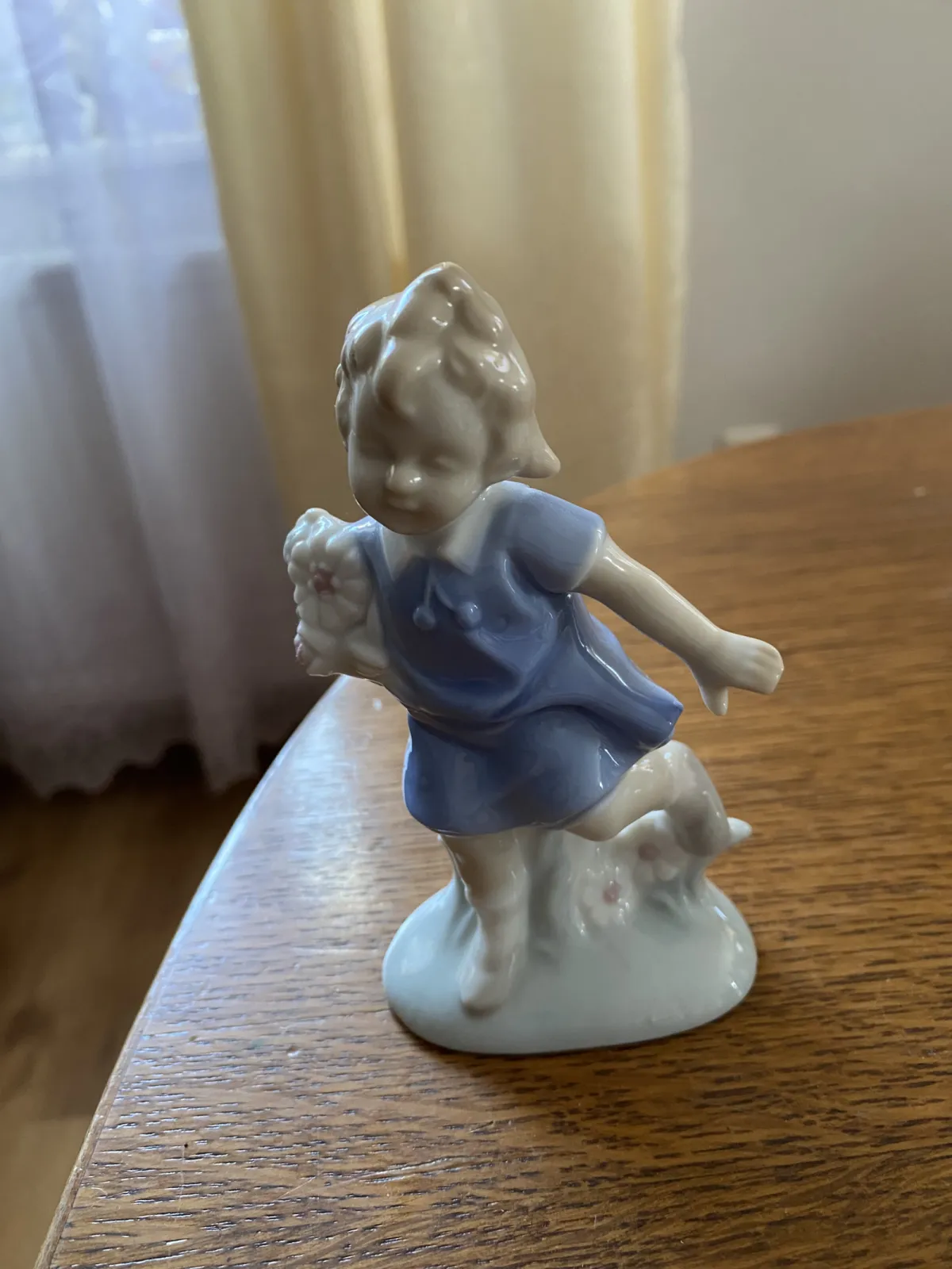 Różne figurki porcelanowe