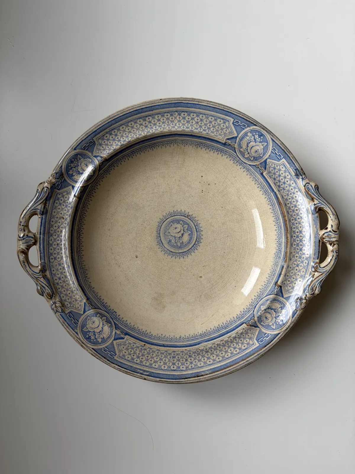 Zabytkowa misa fajansowa „English Earthenware Depot” z uchwytami, dekor kobaltowy