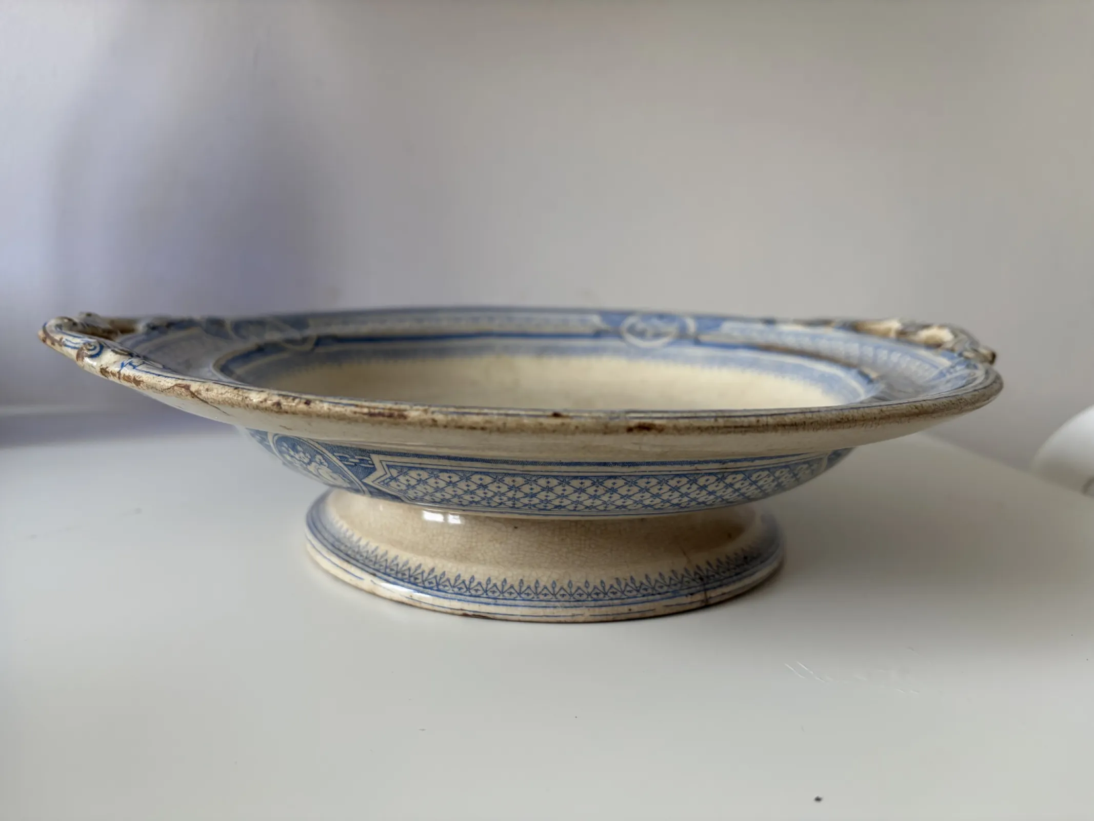 Zabytkowa misa fajansowa „English Earthenware Depot” z uchwytami, dekor kobaltowy