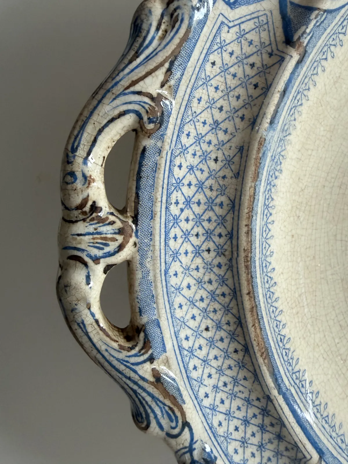 Zabytkowa misa fajansowa „English Earthenware Depot” z uchwytami, dekor kobaltowy