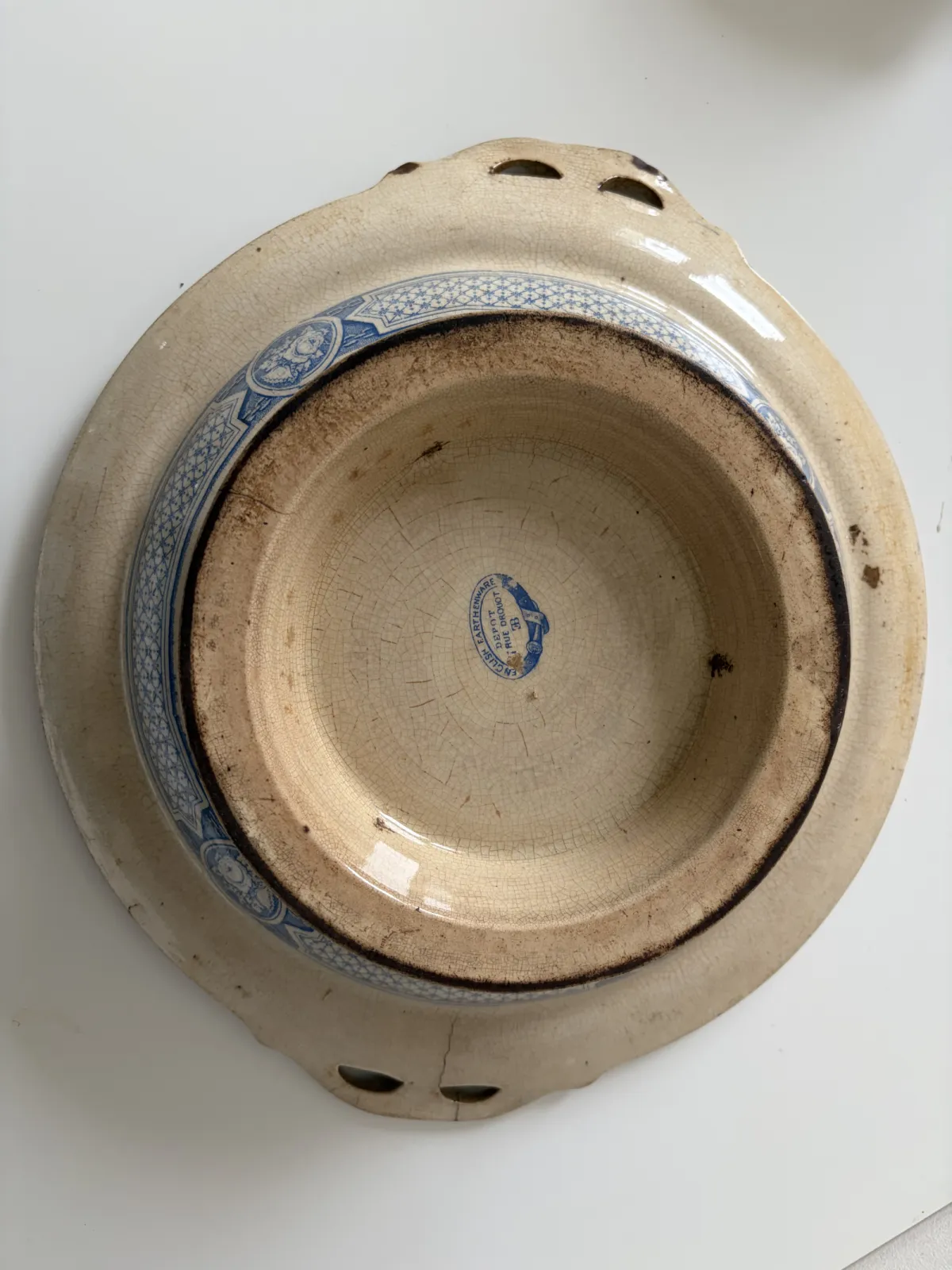 Zabytkowa misa fajansowa „English Earthenware Depot” z uchwytami, dekor kobaltowy