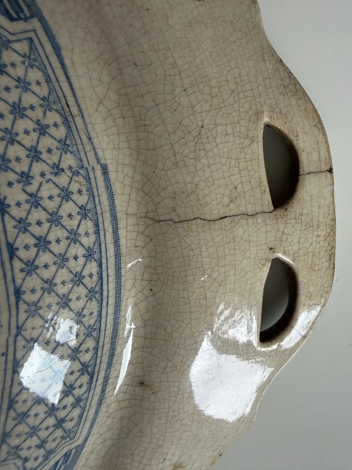 Zabytkowa misa fajansowa „English Earthenware Depot” z uchwytami, dekor kobaltowy