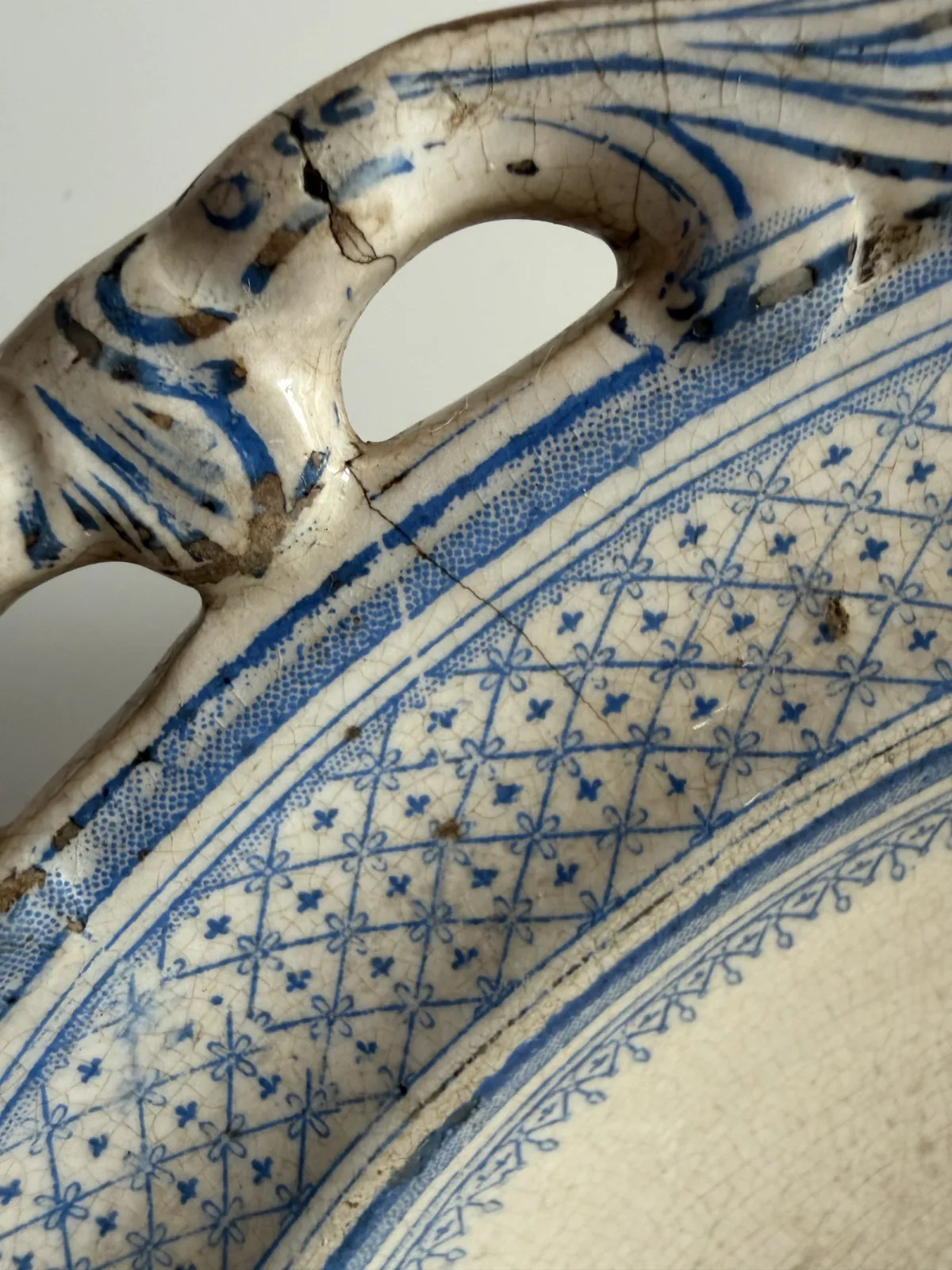 Zabytkowa misa fajansowa „English Earthenware Depot” z uchwytami, dekor kobaltowy